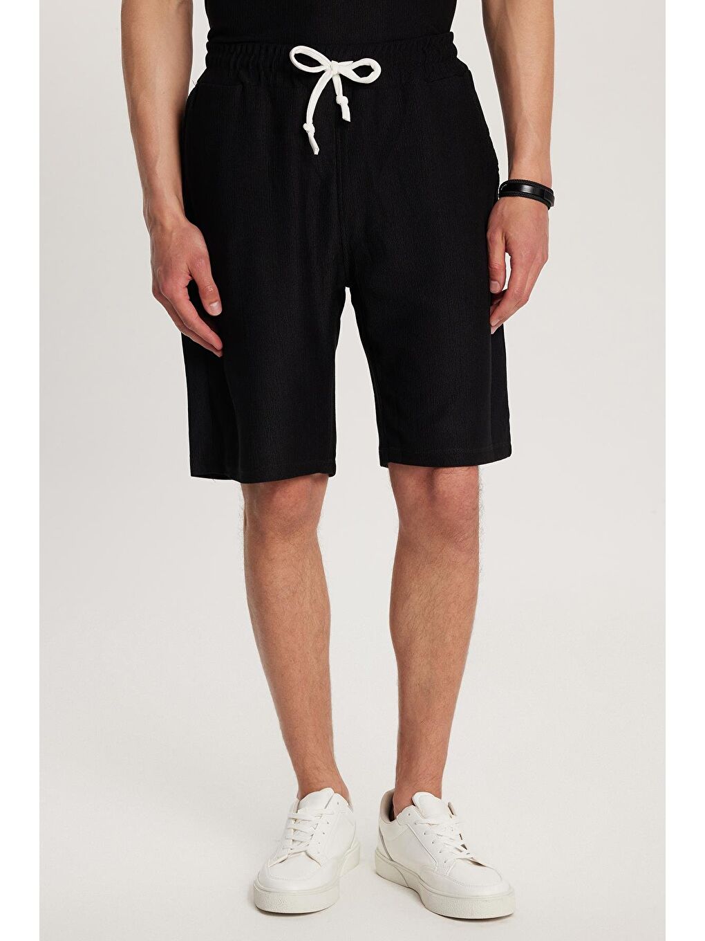 Erkek Standart Fit Pamuklu Jakarlı Baskılı Bisiklet Yaka Beli Bağcıklı Siyah Şort Takım-1