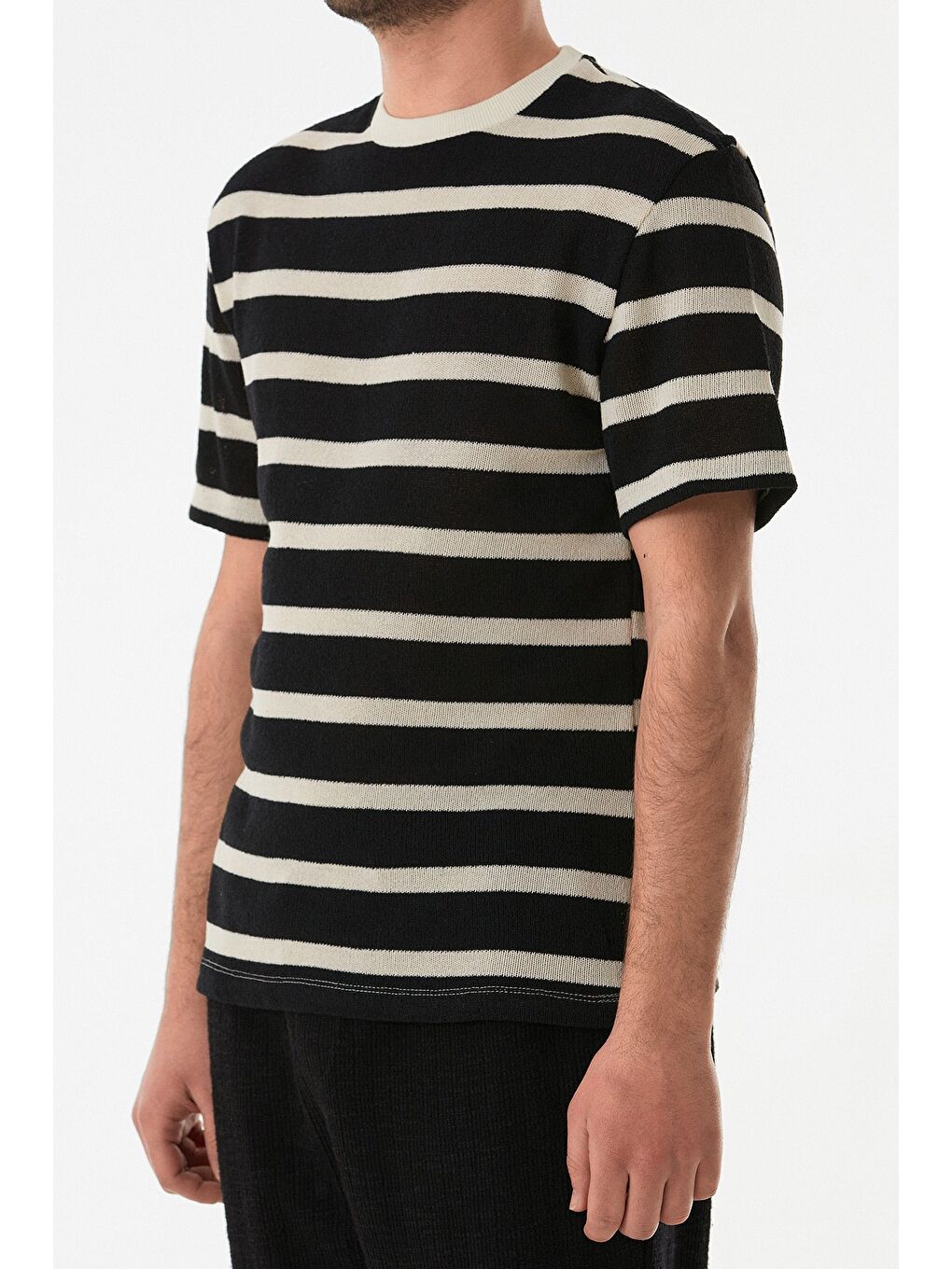 Siyah Çizgili Ajurlu Bisiklet Yaka Triko Tişört-3