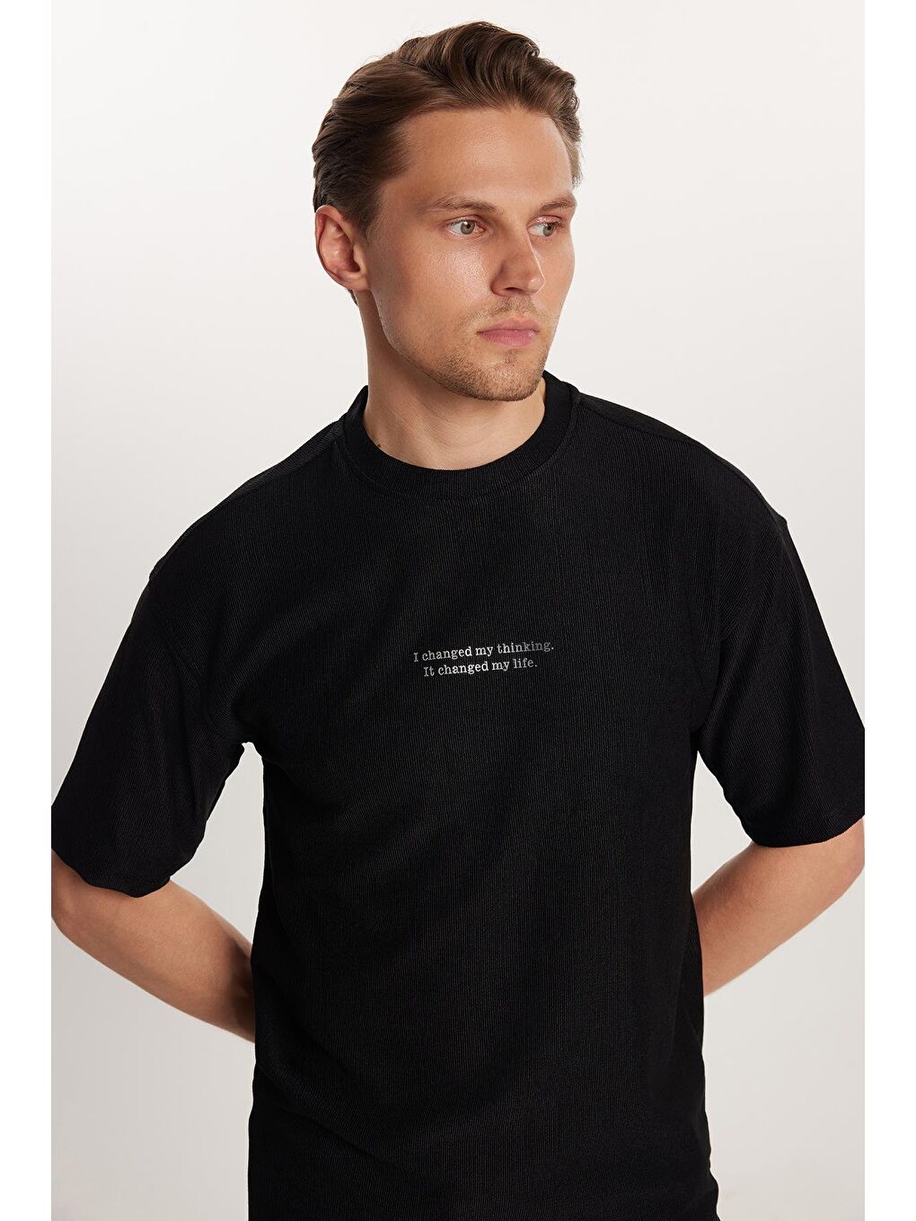 Erkek Standart Fit Pamuklu Jakarlı Baskılı Bisiklet Yaka Beli Bağcıklı Siyah Şort Takım-2