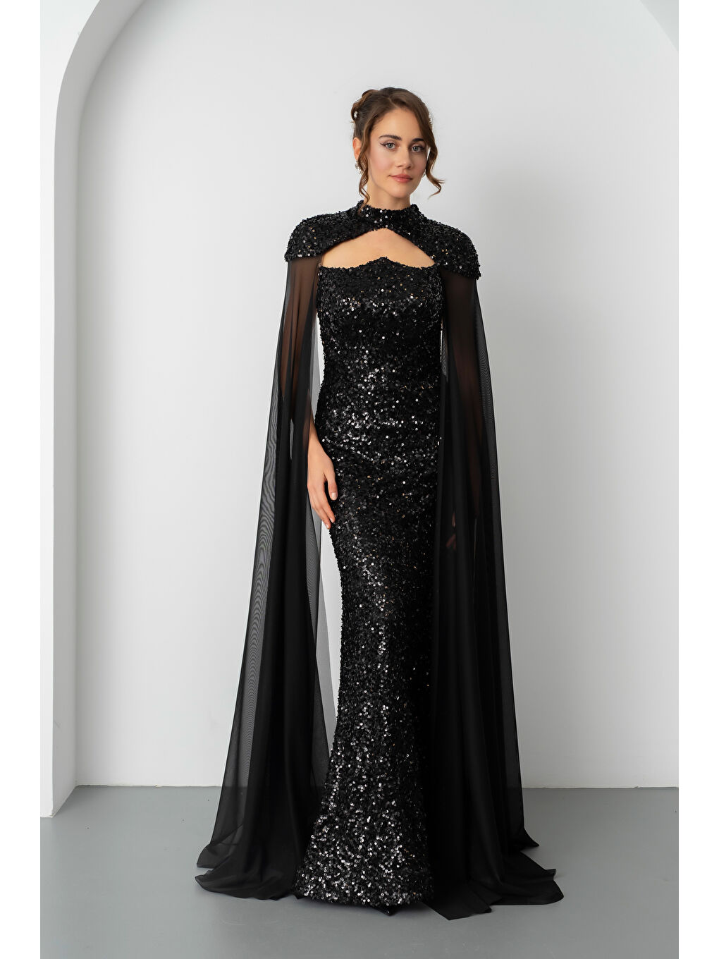 Kadın Siyah Tül Pelerinli Straplez Uzun Pullu Abiye Elbise-1