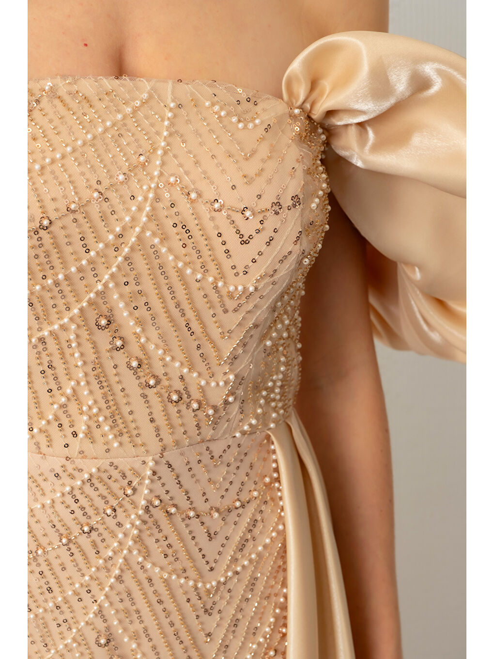 Kadın Bej Kayık Yaka Saten Kuyruklu Uzun Boncuklu Abiye-4