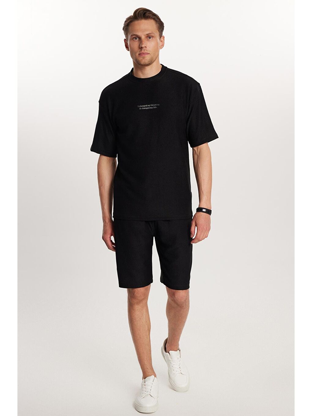 Erkek Standart Fit Pamuklu Jakarlı Baskılı Bisiklet Yaka Beli Bağcıklı Siyah Şort Takım-4