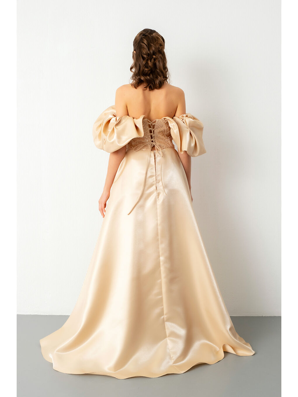 Kadın Bej Kayık Yaka Saten Kuyruklu Uzun Boncuklu Abiye-5