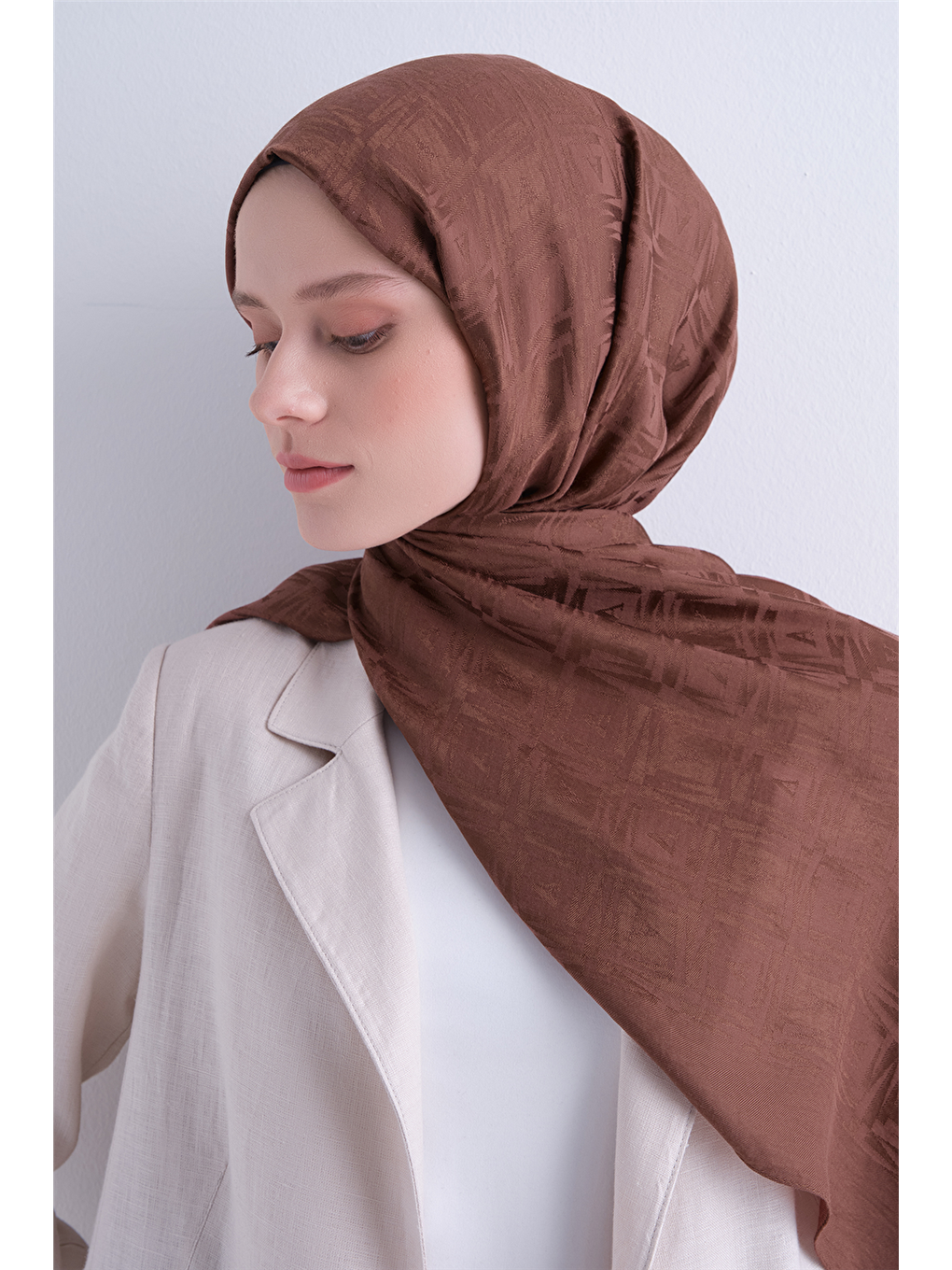 Kahverengi Lyocell Naia Kare Monogram Şal 6 101-2