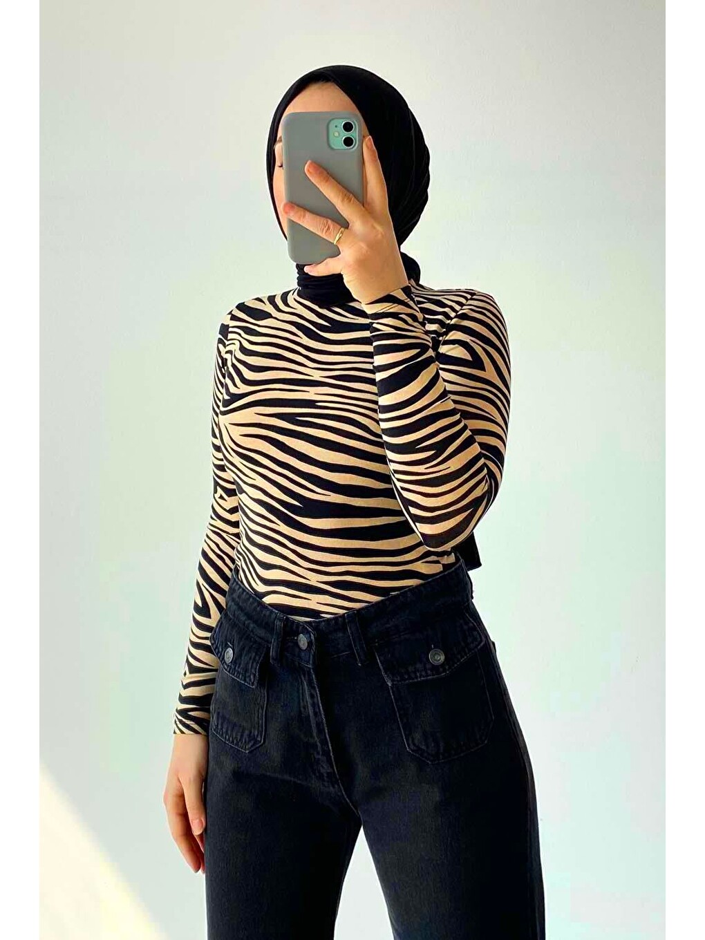 Kahverengi Yarım Balıkçı Yaka Zebra Desenli Body Sütlü Kahve-1