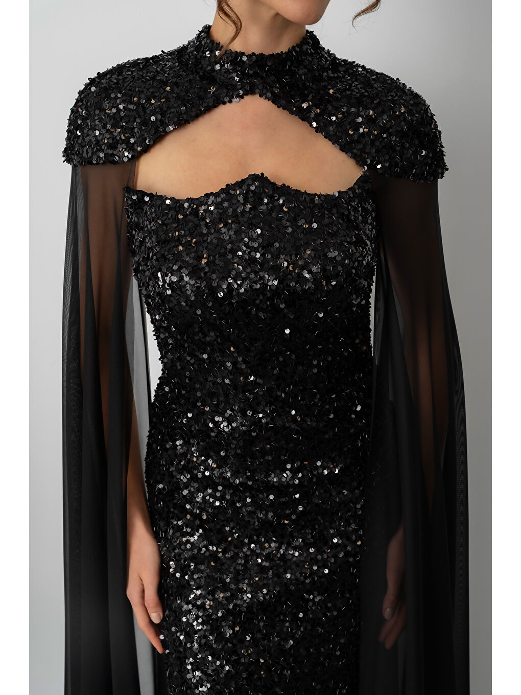 Kadın Siyah Tül Pelerinli Straplez Uzun Pullu Abiye Elbise-4