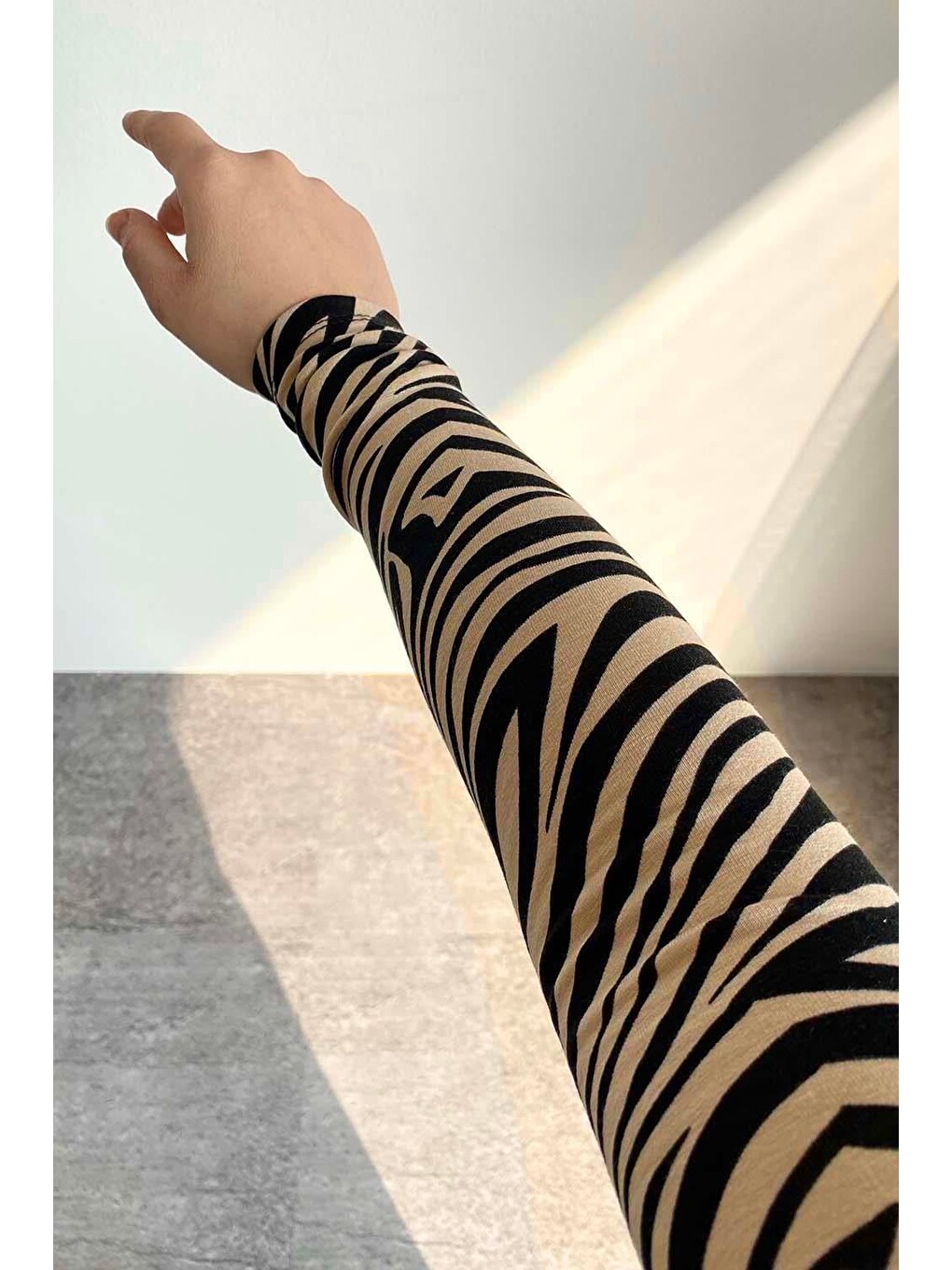 Kahverengi Yarım Balıkçı Yaka Zebra Desenli Body Sütlü Kahve-2