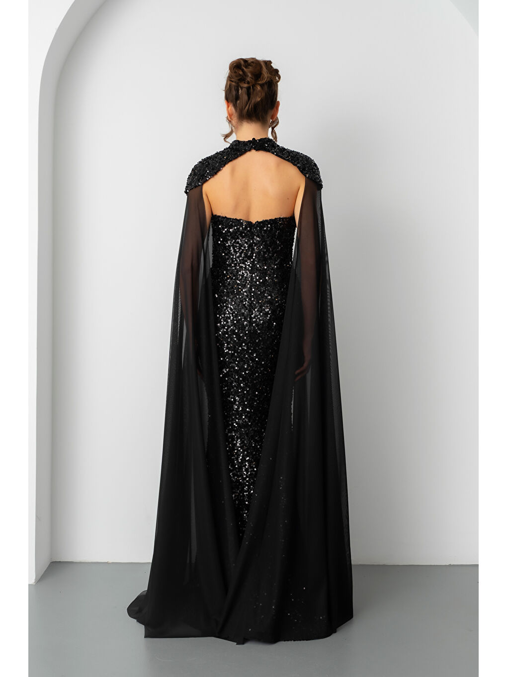 Kadın Siyah Tül Pelerinli Straplez Uzun Pullu Abiye Elbise-5