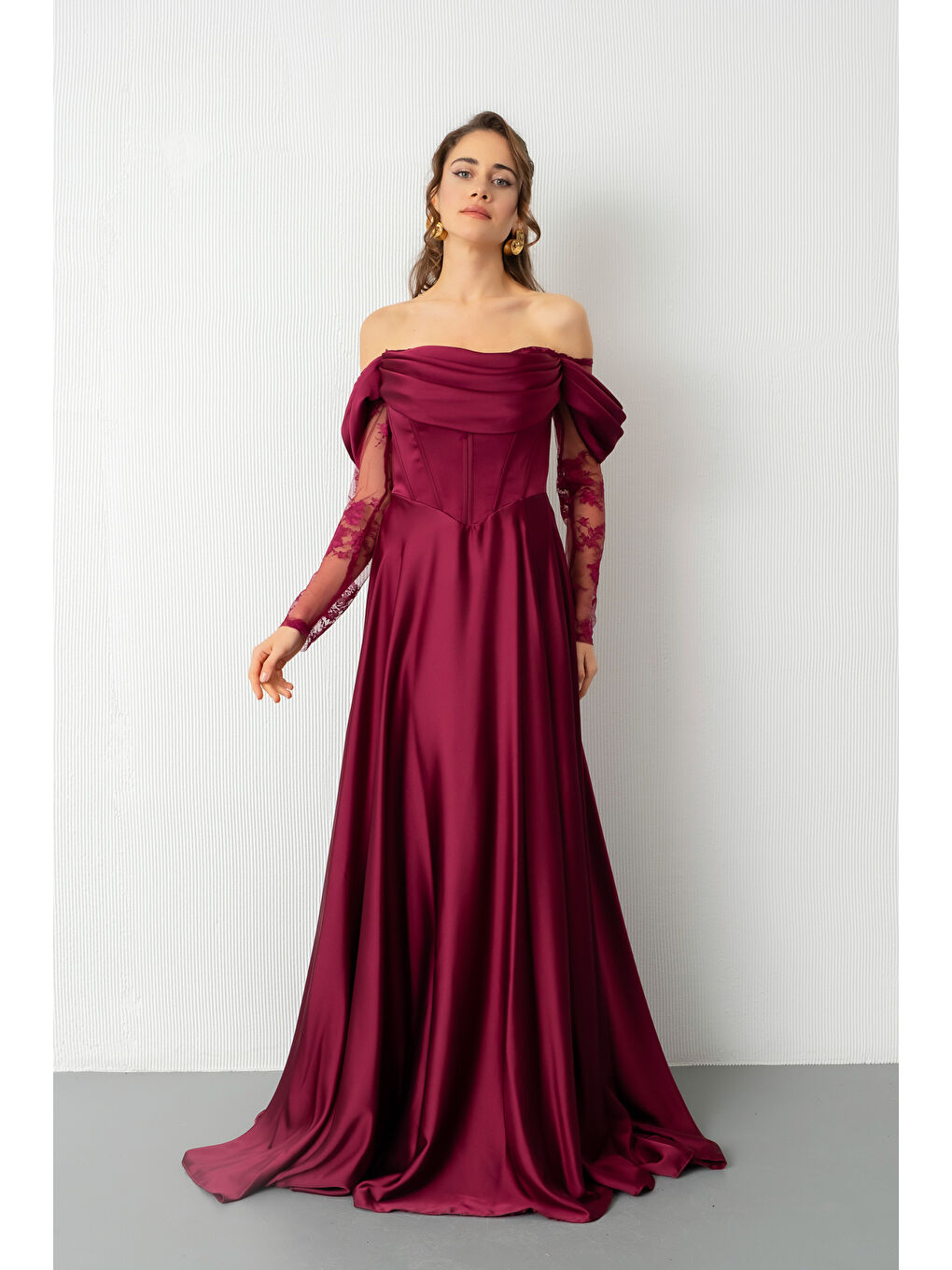 Kadın Mürdüm Dantel Detaylı Uzun Saten Abiye Elbise-1