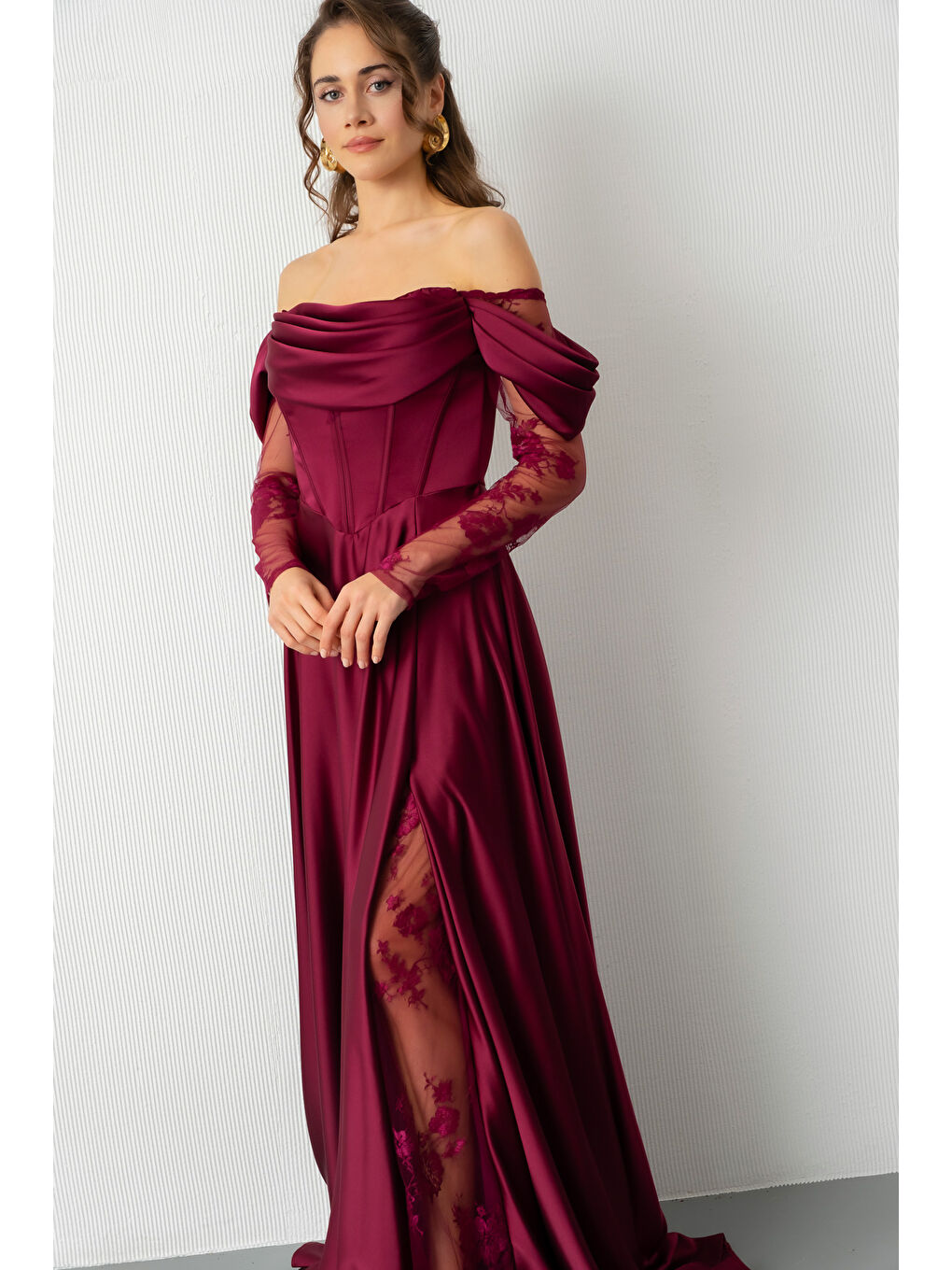 Kadın Mürdüm Dantel Detaylı Uzun Saten Abiye Elbise-2