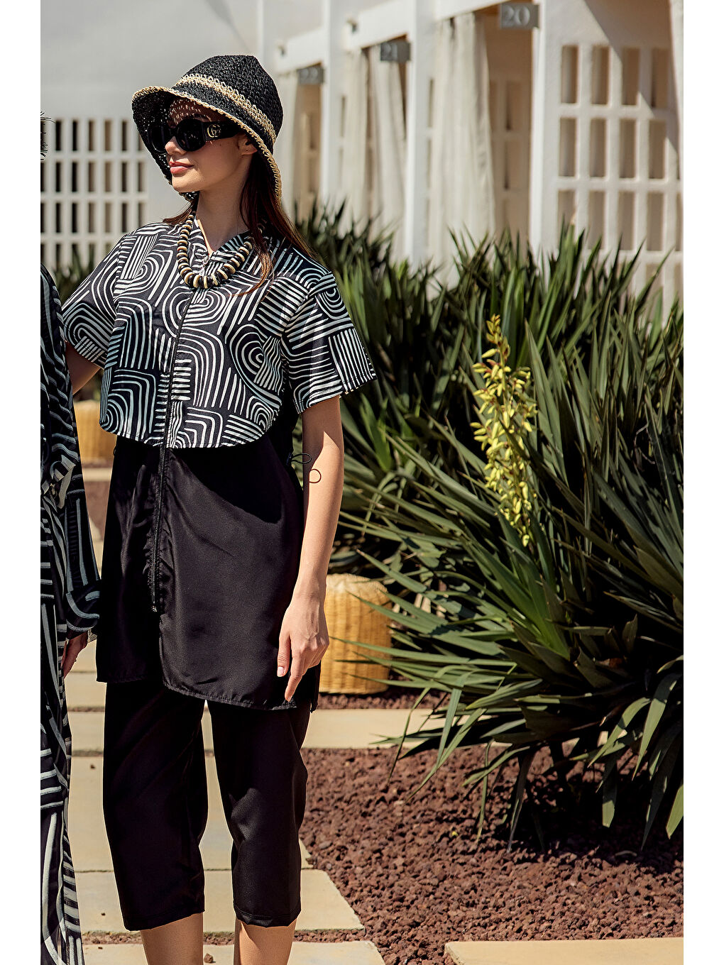 Siyah Önü Kapaklı Paraşüt Kısa Kollu Yarı Kapalı Mayo Nurel R2604-1