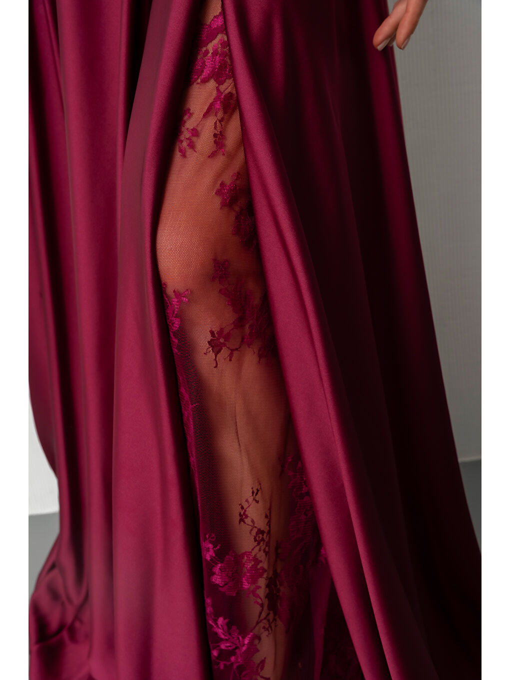 Kadın Mürdüm Dantel Detaylı Uzun Saten Abiye Elbise-3