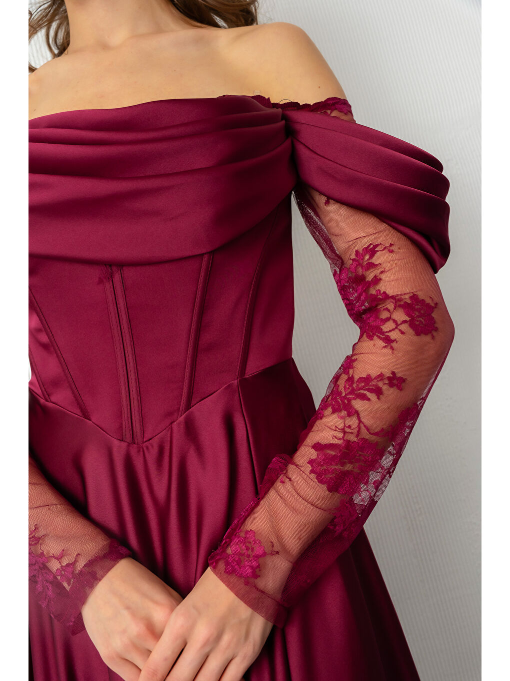 Kadın Mürdüm Dantel Detaylı Uzun Saten Abiye Elbise-4