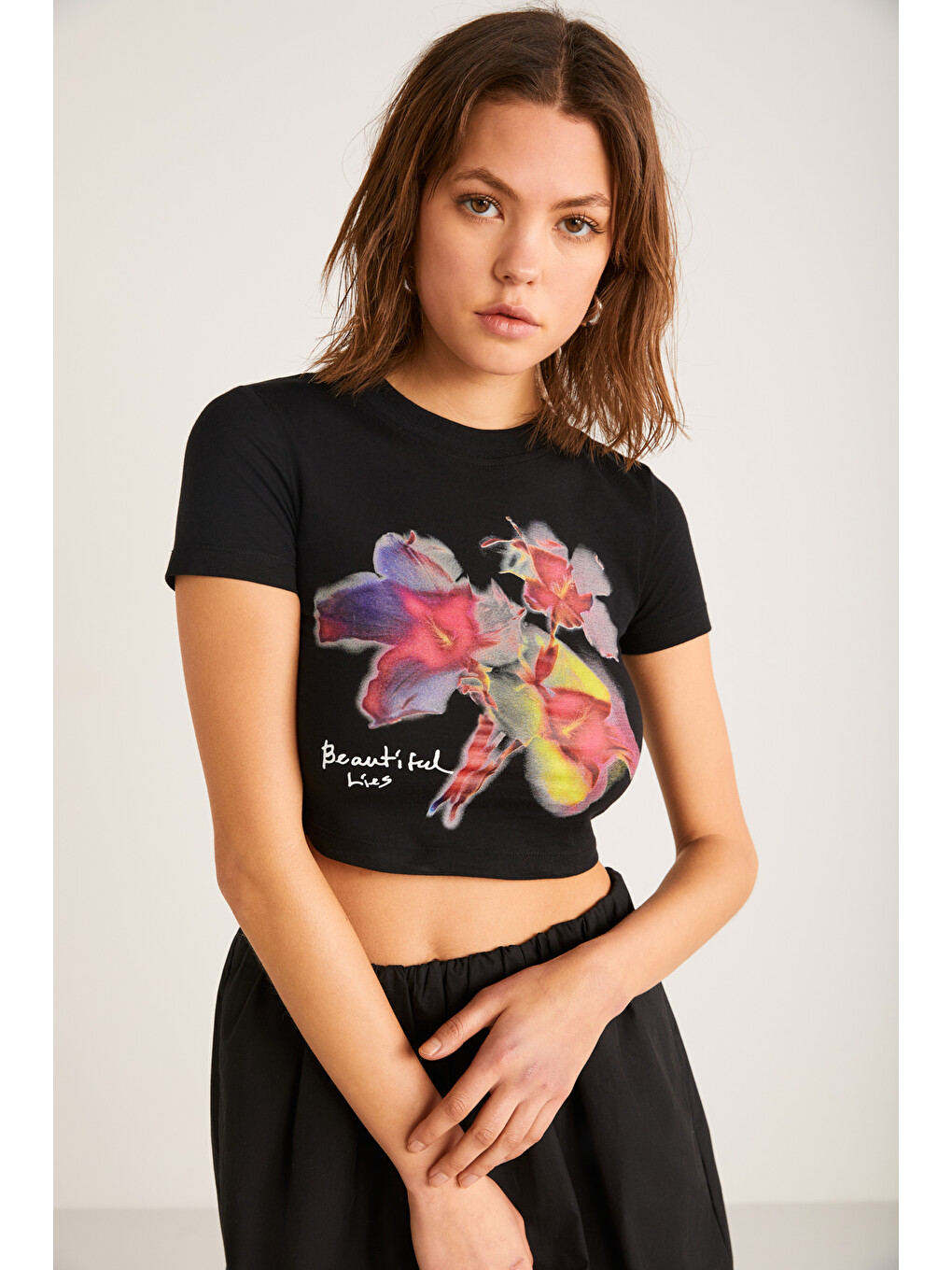 Jess Kadın Çiçek Baskı Detaylı Kısa Kollu Bisiklet Yaka Crop Siyah T-shirt-1