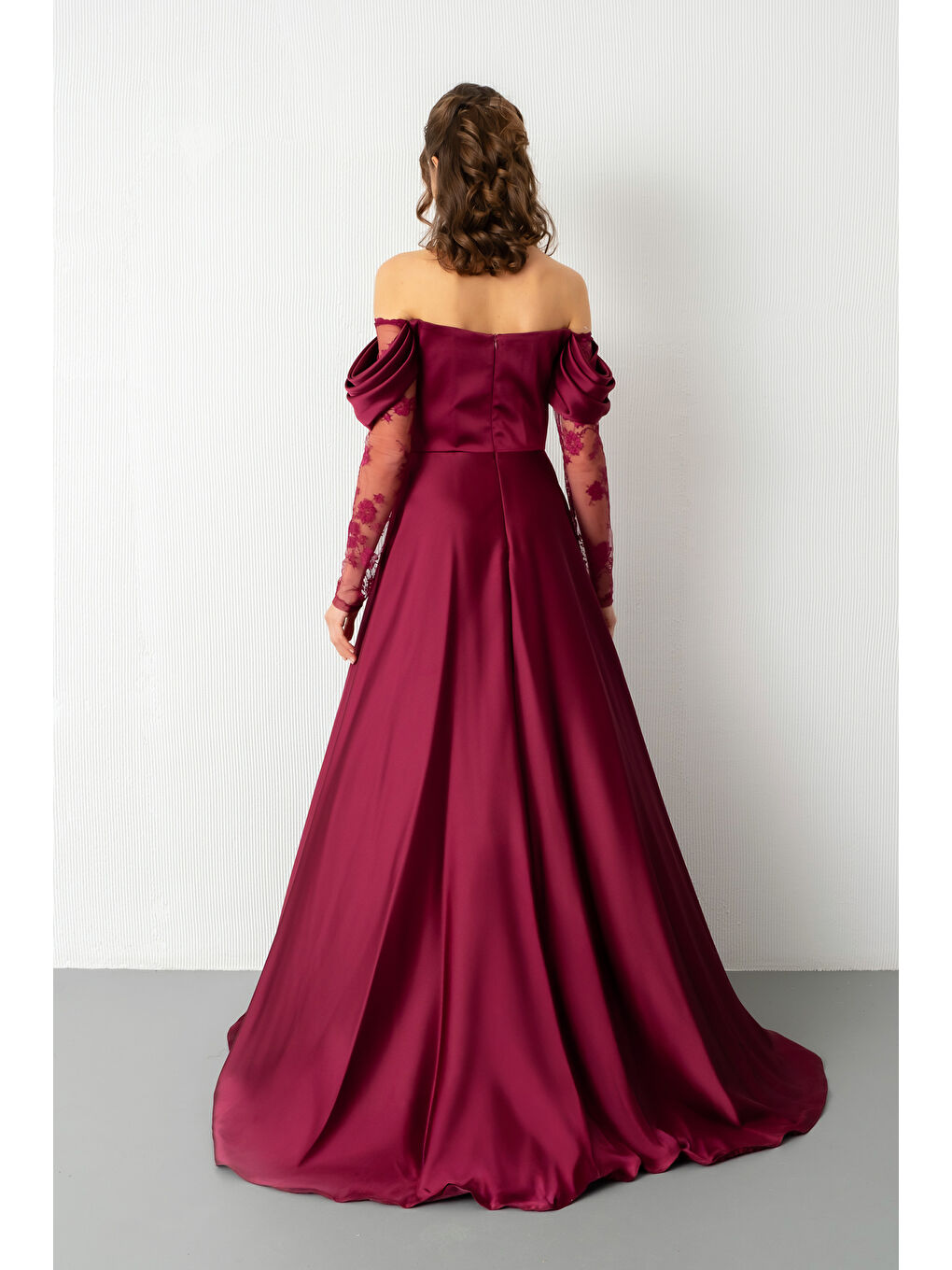 Kadın Mürdüm Dantel Detaylı Uzun Saten Abiye Elbise-5