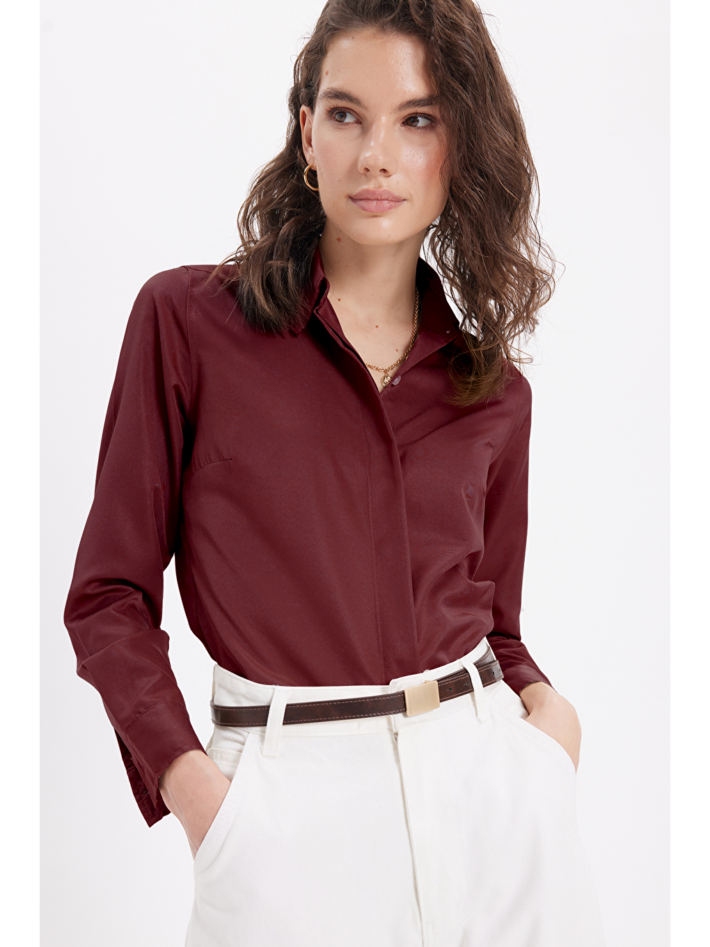 Kadın Slim Fit Dar Kesim Vucüda Oturan Uzun Kollu Gizli Düğme Detaylı Bordo Basic Gömlek