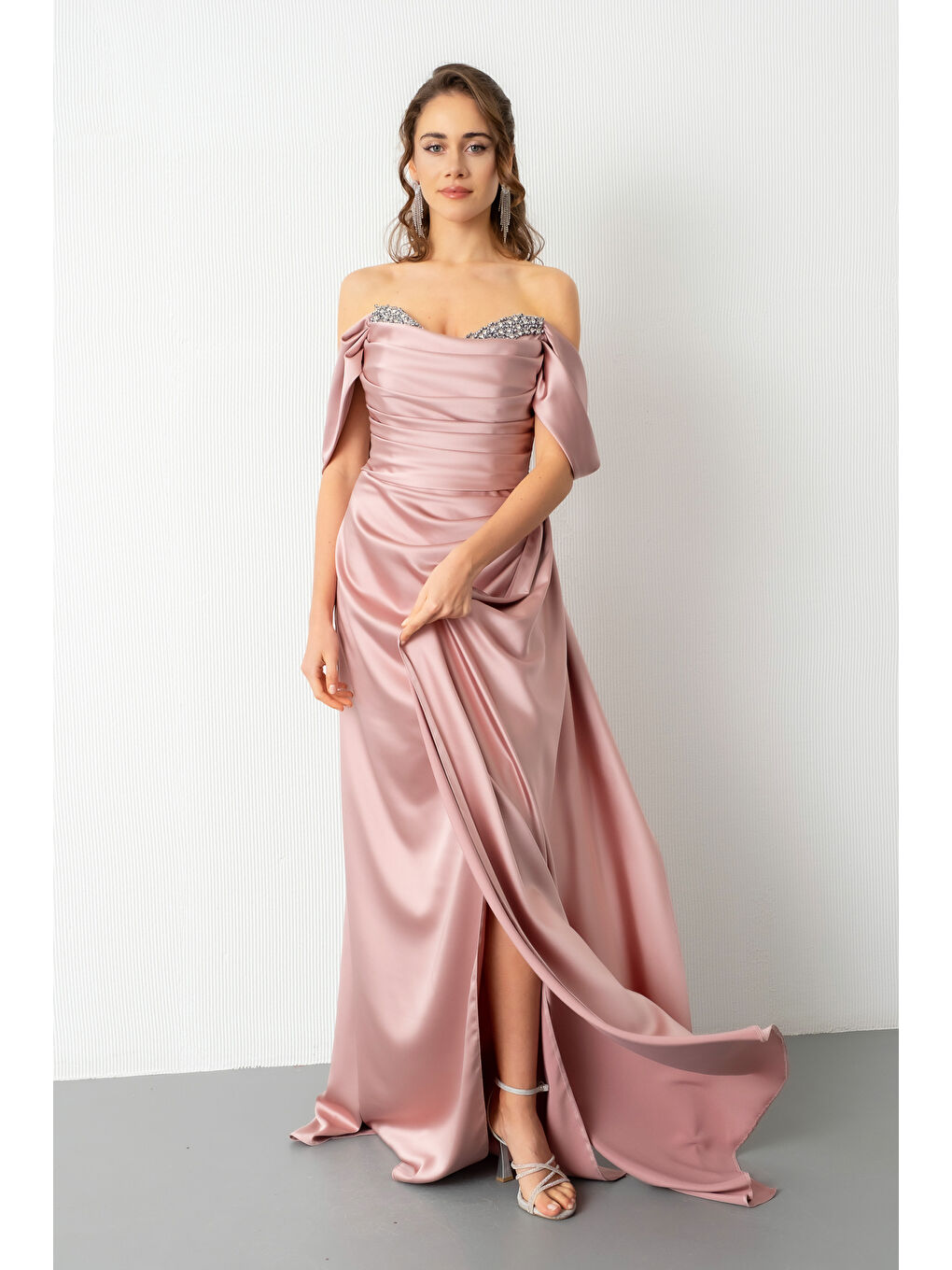 Pembe Kadın Pudra Kayık Yaka Yırtmaçlı Uzun Saten Abiye Elbise-1