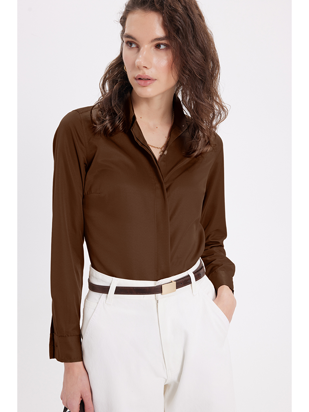 Kadın Slim Fit Dar Kesim Vucüda Oturan Uzun Kollu Gizli Düğme Detaylı Kahverengi Basic Gömlek