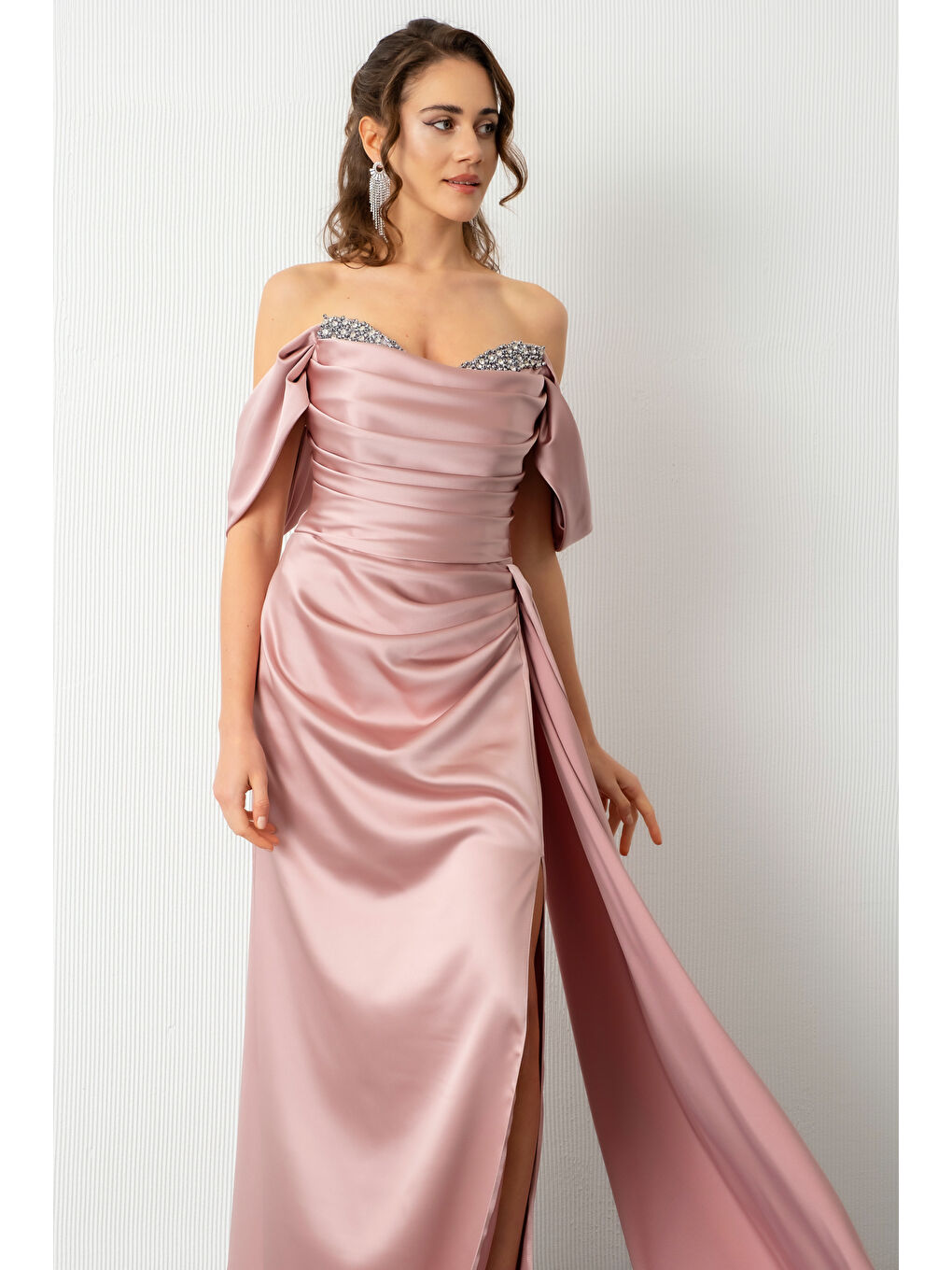 Pembe Kadın Pudra Kayık Yaka Yırtmaçlı Uzun Saten Abiye Elbise-2