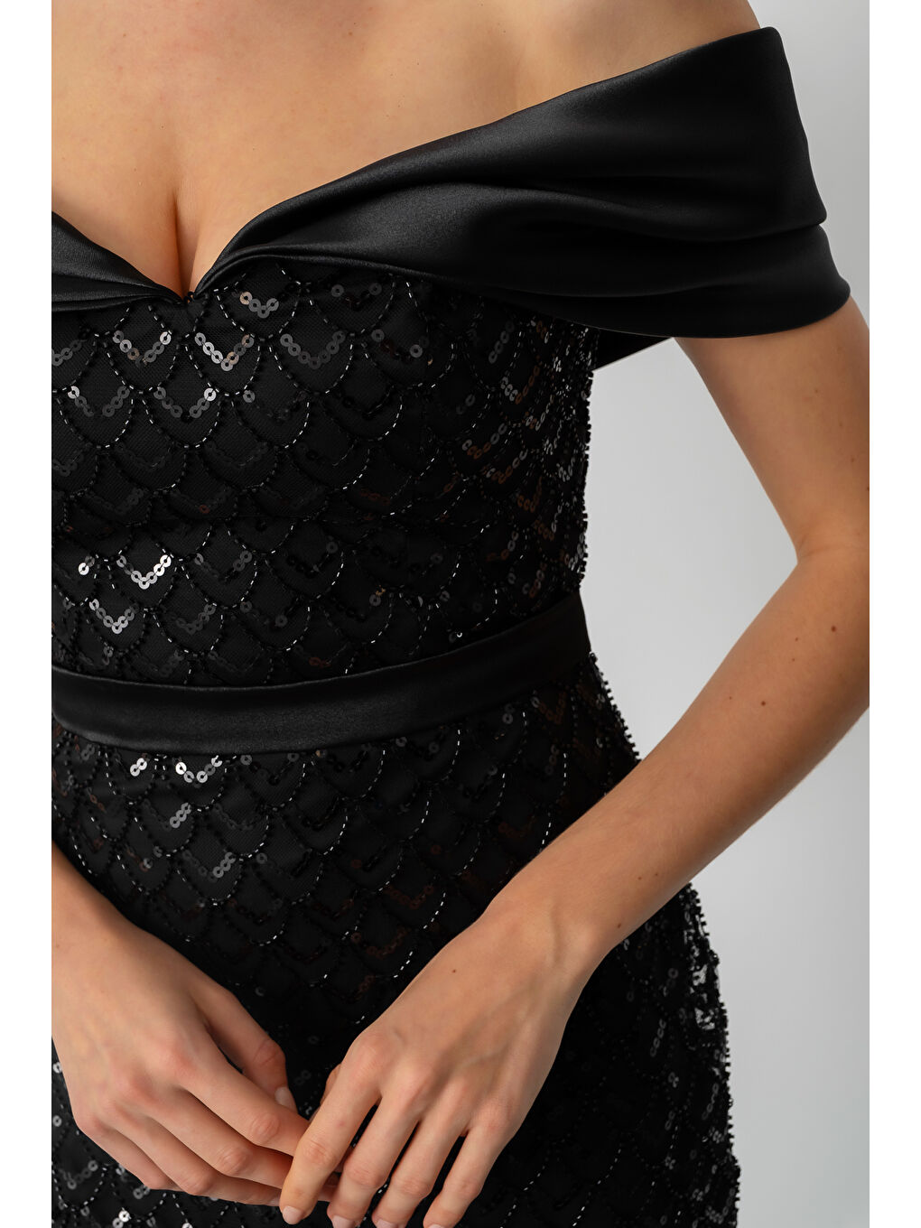 Kadın Siyah Yaka Organze Detay Pul Payetli Uzun Abiye Elibse-3