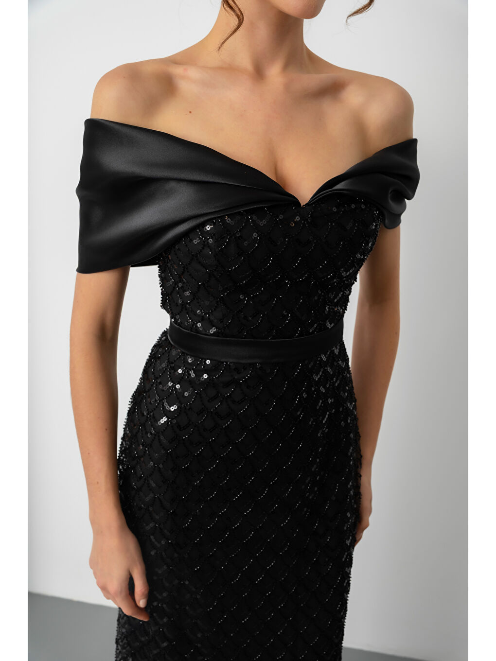 Kadın Siyah Yaka Organze Detay Pul Payetli Uzun Abiye Elibse-4