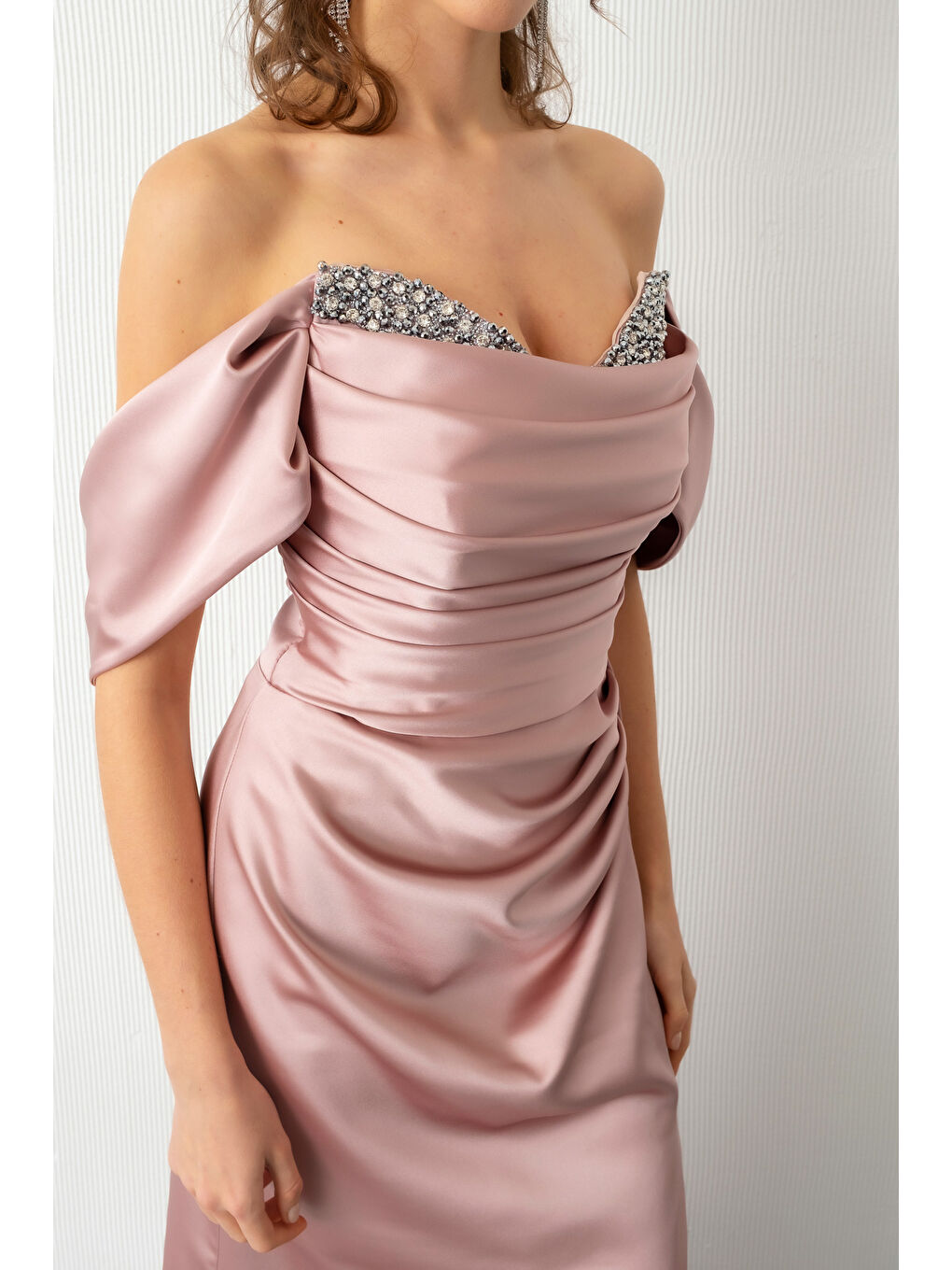 Pembe Kadın Pudra Kayık Yaka Yırtmaçlı Uzun Saten Abiye Elbise-4