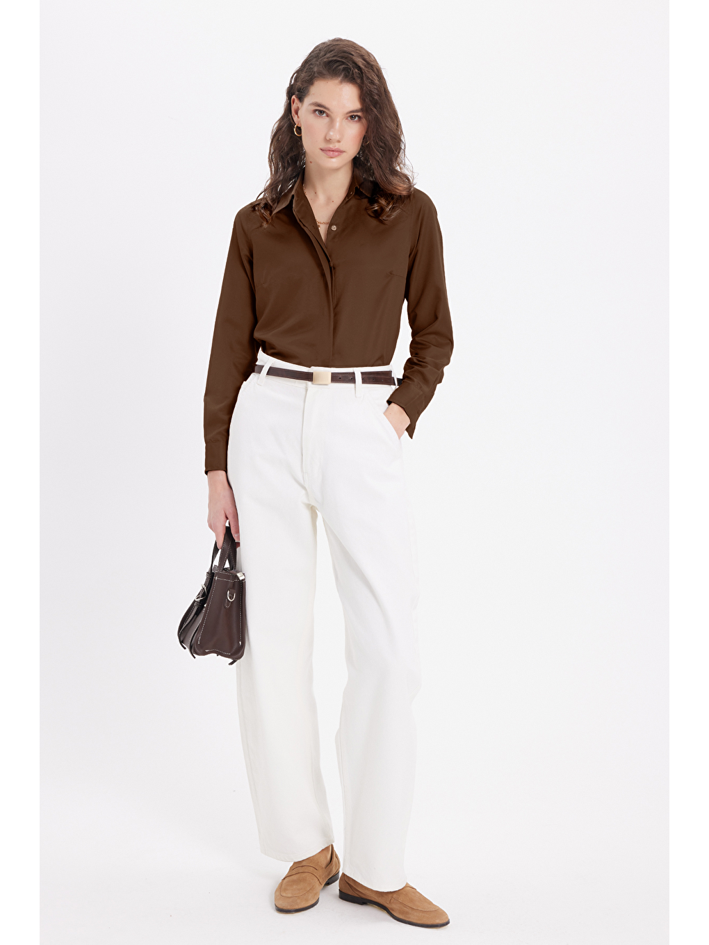 Kadın Slim Fit Dar Kesim Vucüda Oturan Uzun Kollu Gizli Düğme Detaylı Kahverengi Basic Gömlek-1