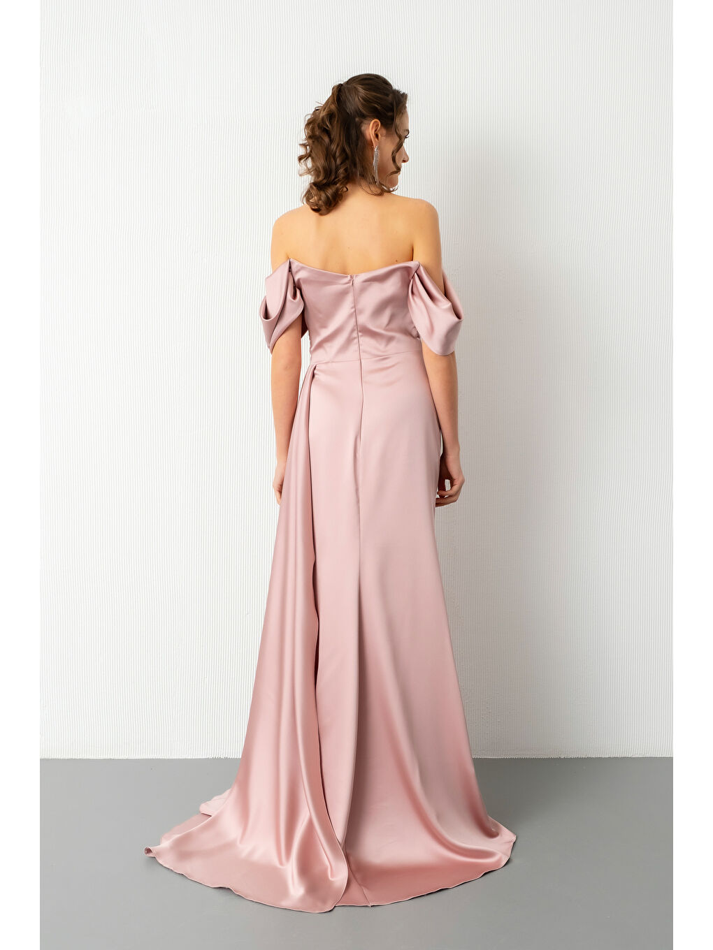Pembe Kadın Pudra Kayık Yaka Yırtmaçlı Uzun Saten Abiye Elbise-5