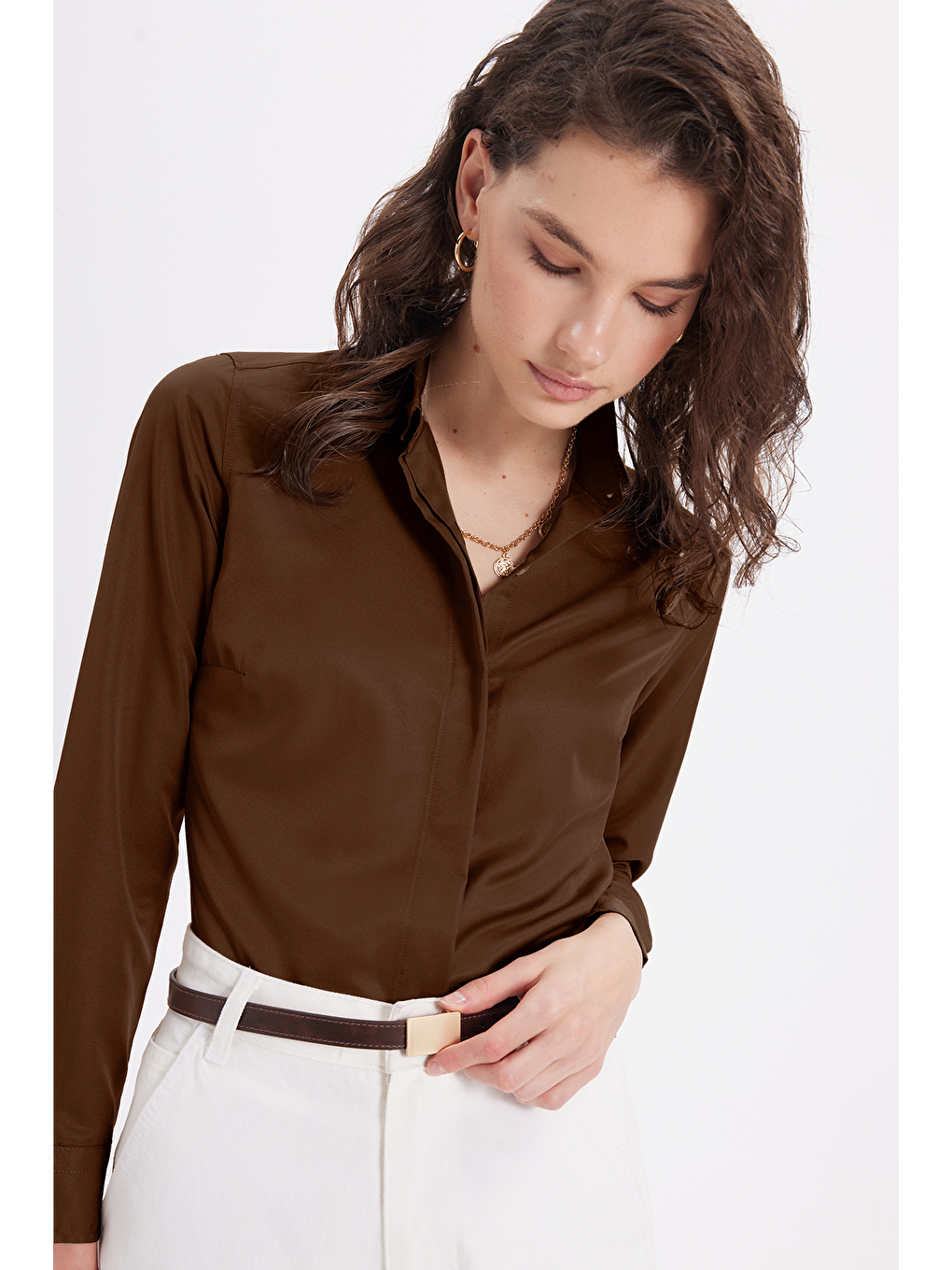 Kadın Slim Fit Dar Kesim Vucüda Oturan Uzun Kollu Gizli Düğme Detaylı Kahverengi Basic Gömlek-2