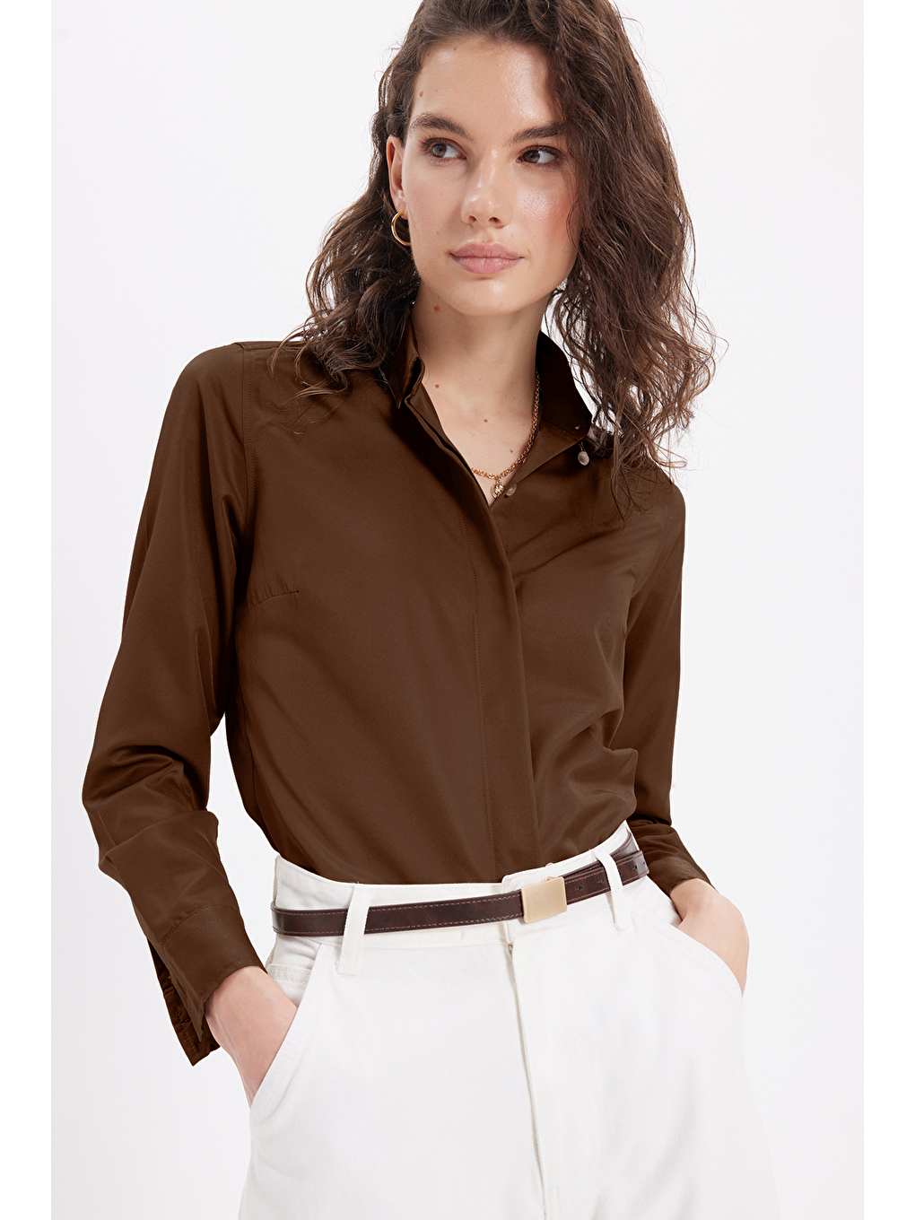 Kadın Slim Fit Dar Kesim Vucüda Oturan Uzun Kollu Gizli Düğme Detaylı Kahverengi Basic Gömlek-3