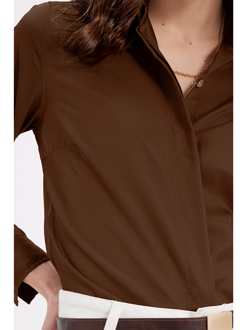 Kadın Slim Fit Dar Kesim Vucüda Oturan Uzun Kollu Gizli Düğme Detaylı Kahverengi Basic Gömlek-4
