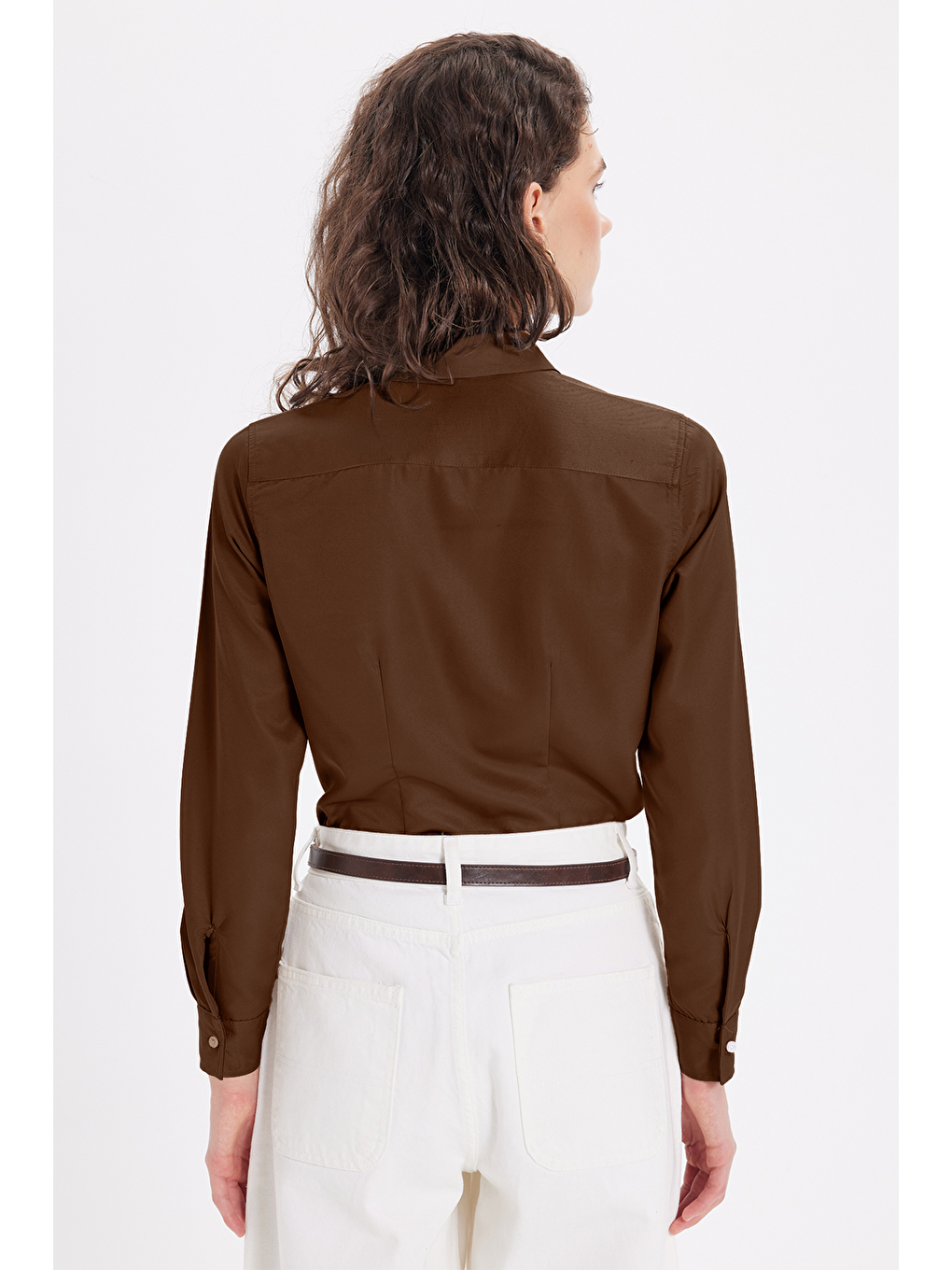 Kadın Slim Fit Dar Kesim Vucüda Oturan Uzun Kollu Gizli Düğme Detaylı Kahverengi Basic Gömlek-6