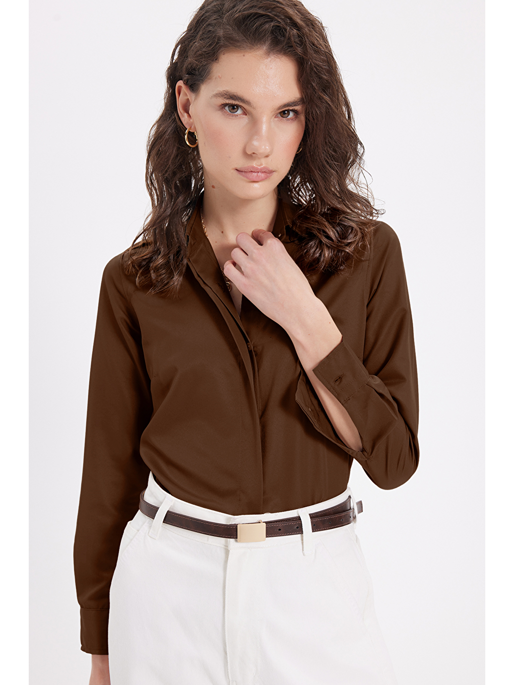 Kadın Slim Fit Dar Kesim Vucüda Oturan Uzun Kollu Gizli Düğme Detaylı Kahverengi Basic Gömlek-7