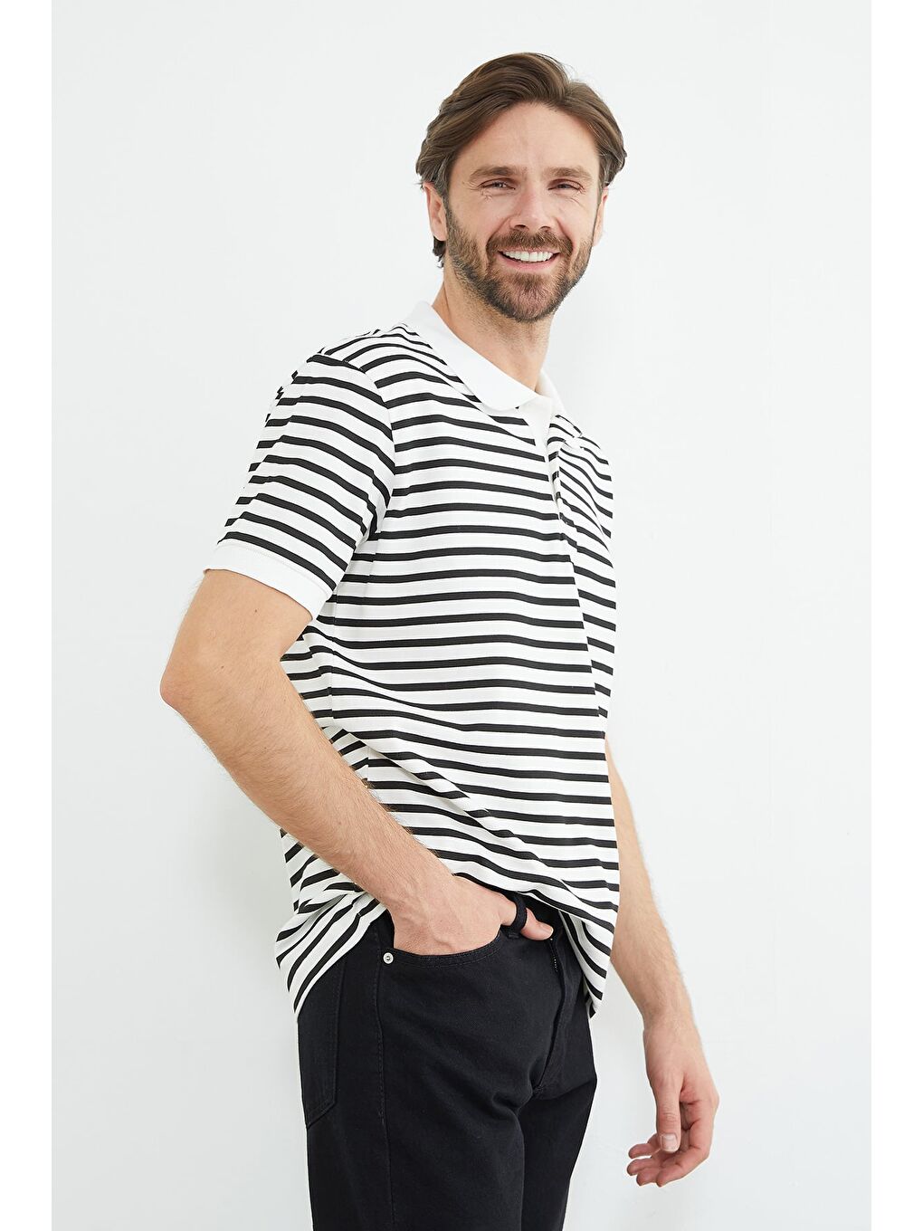 Siyah Çizgili Polo Yaka Yarım Düğmeli Tişört-1