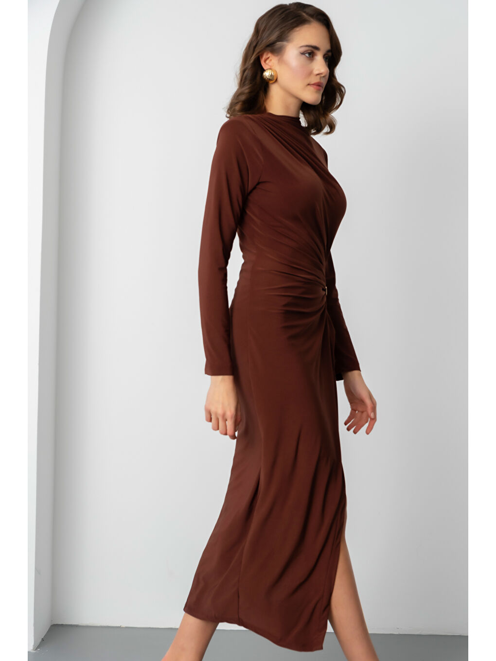 Kadın Kahverengi Aksesuar Detay Midi Elbise-2
