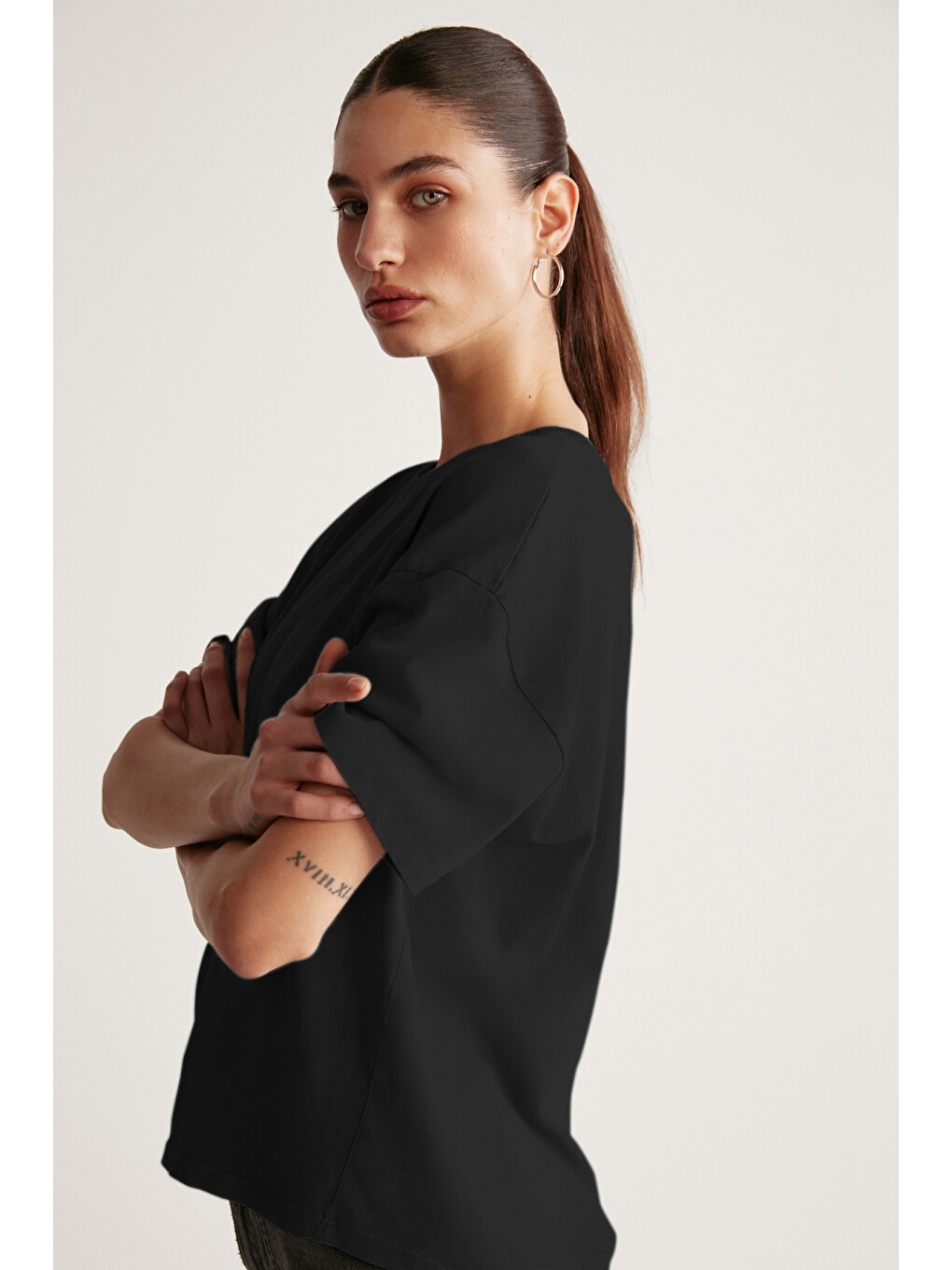 Siyah Jemmy Kadın %100 Organik Pamuk Relaxed Fit Yırtmaçlı Yuvarlak Yakalı SİYAH T-Shirt-2