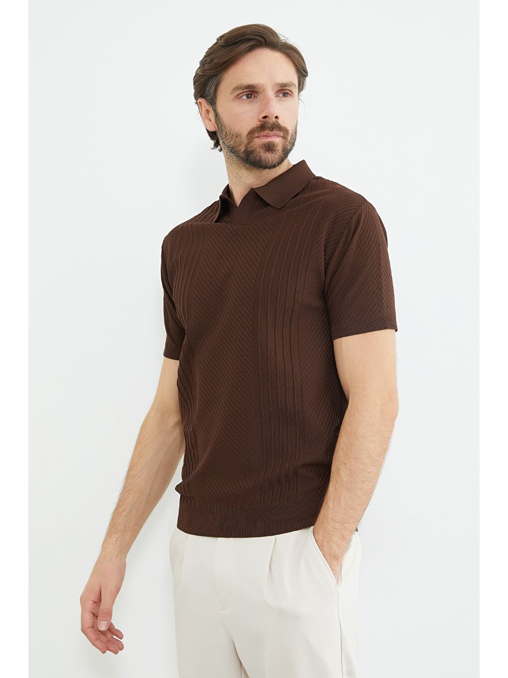 Kahverengi Fitilli Apaş Yaka Triko Tişört