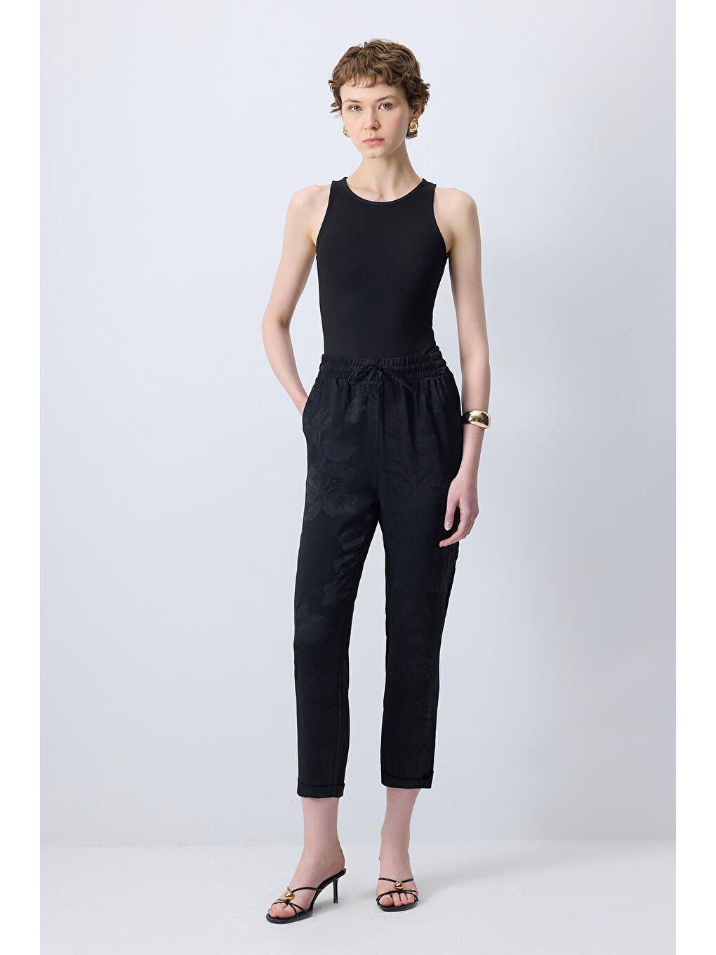 Siyah Beli Lastikli Jakarlı Pantolon