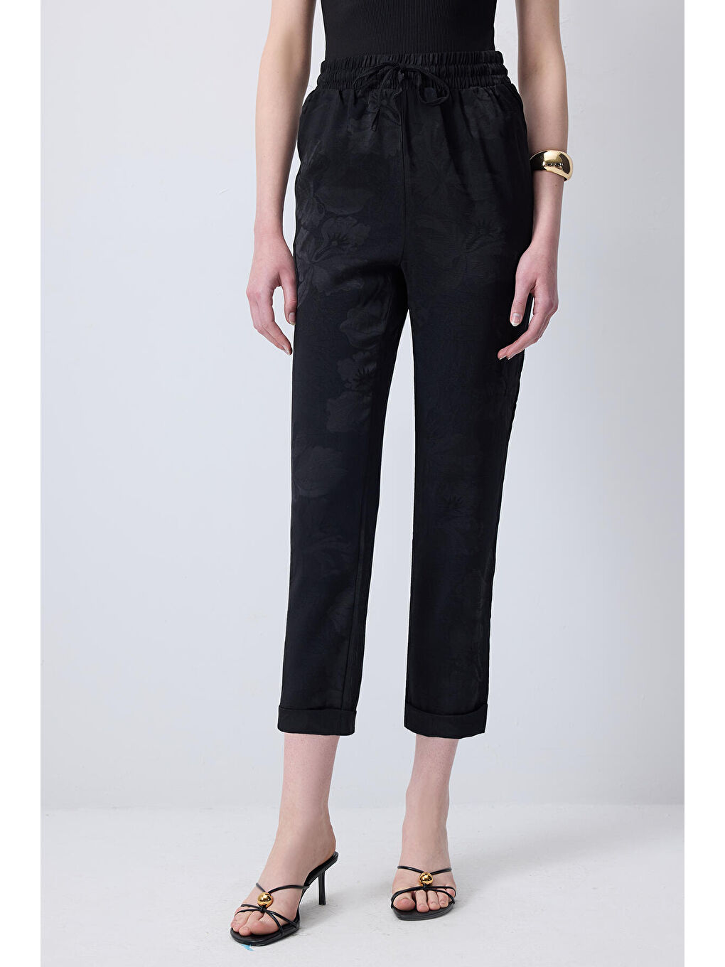 Siyah Beli Lastikli Jakarlı Pantolon-1