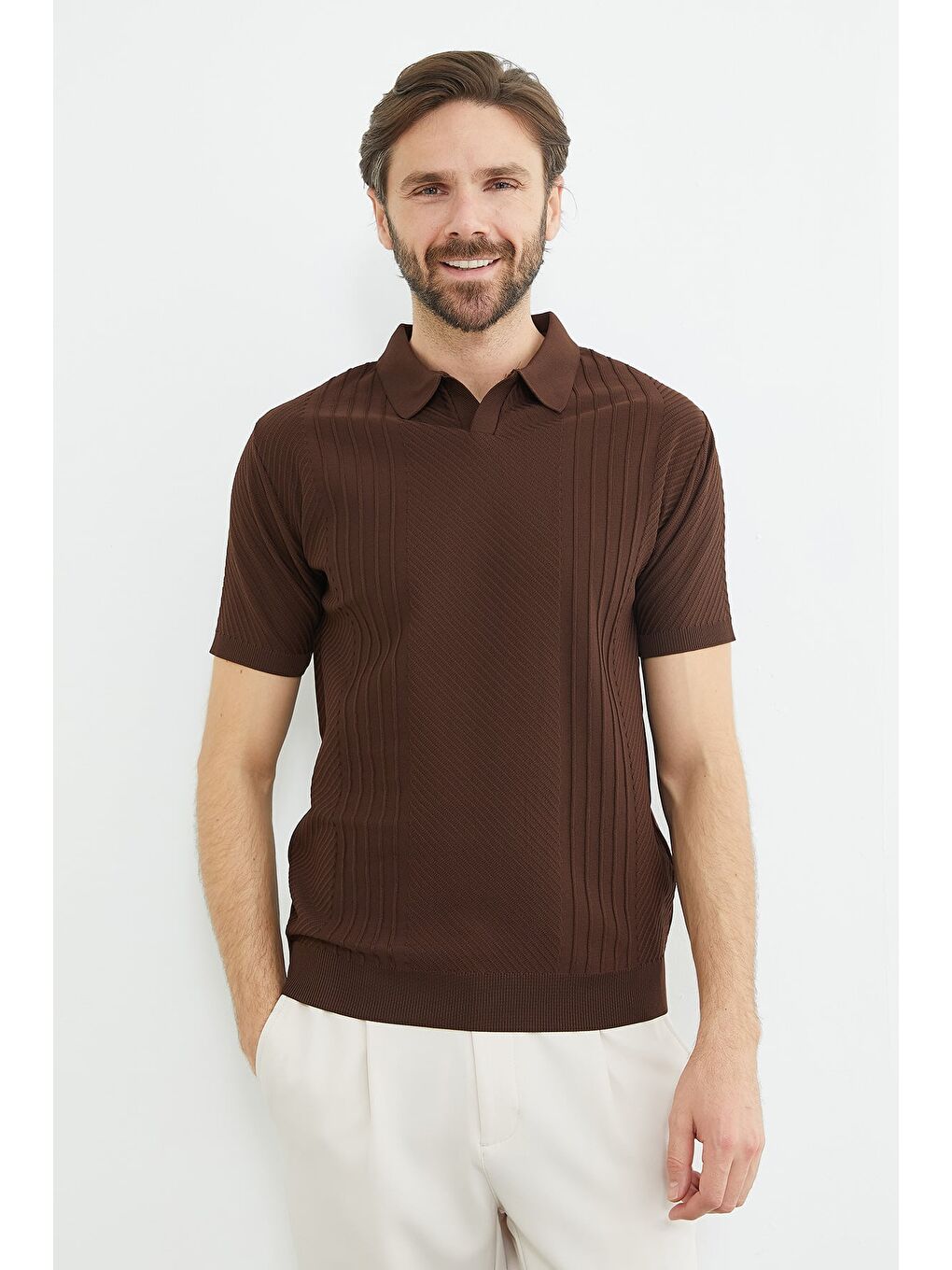 Kahverengi Fitilli Apaş Yaka Triko Tişört-1