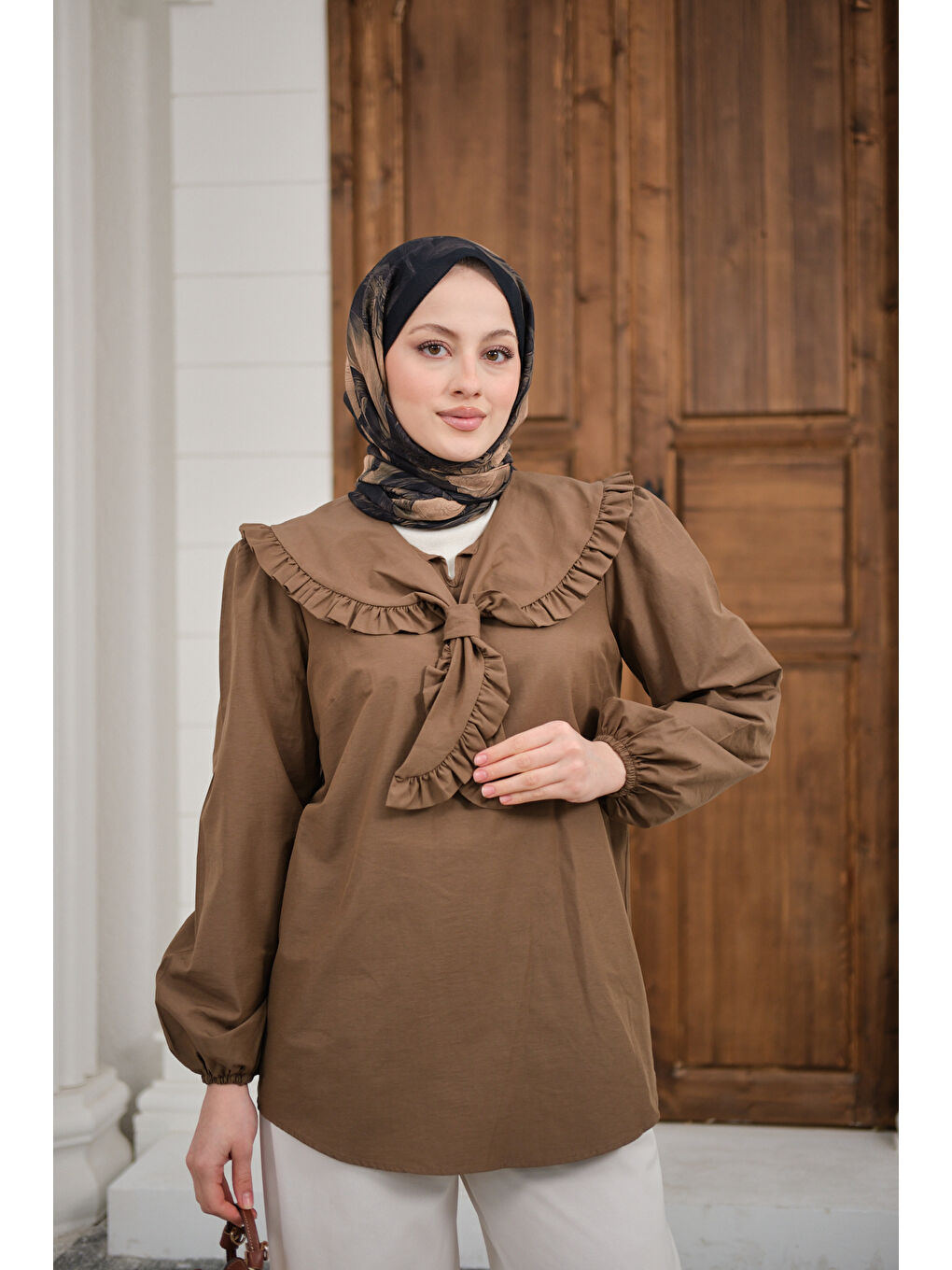 Kadın Yakası Fırfırlı Basic Gömlek Kahverengi-2