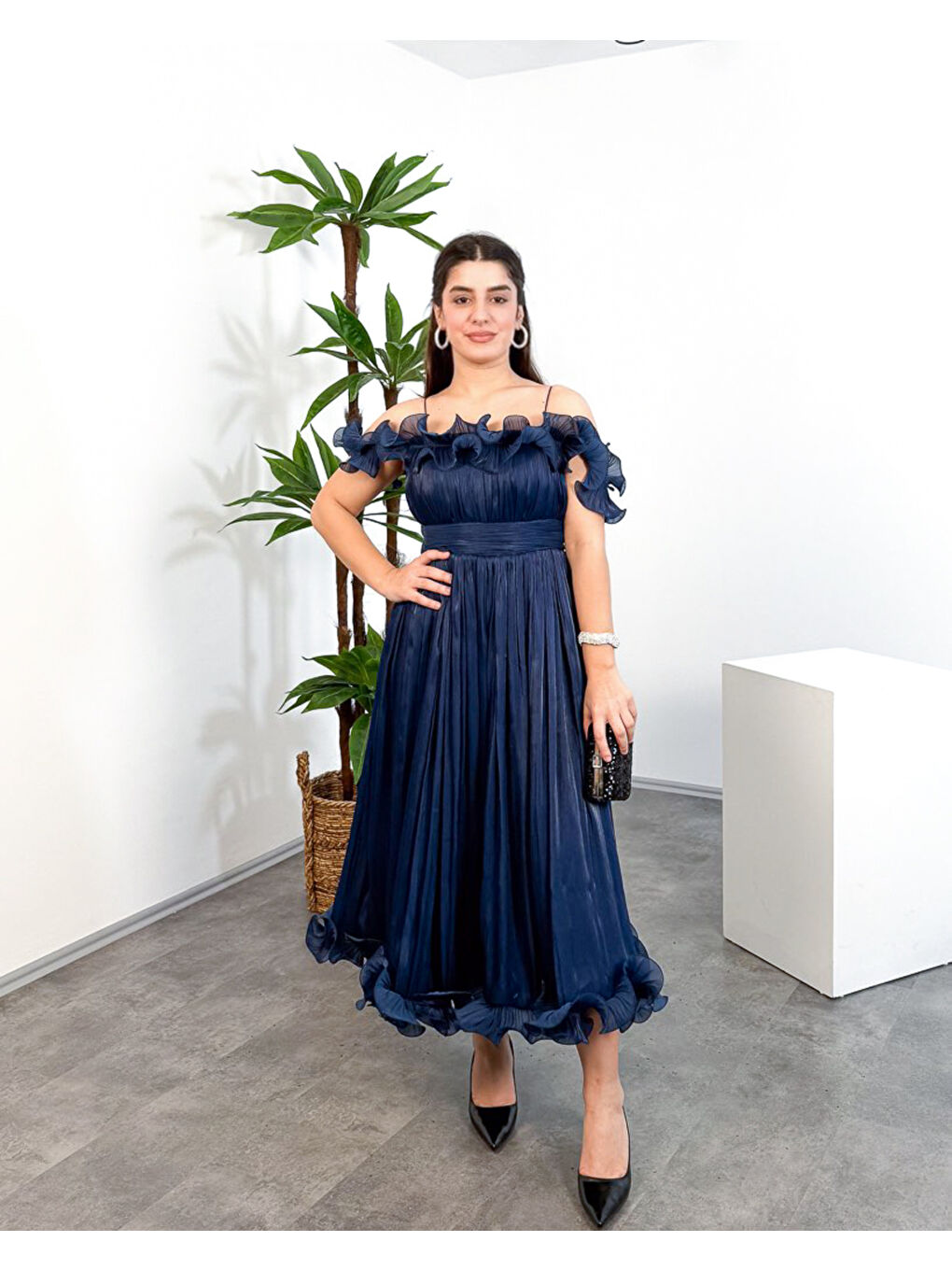 Beyaz İp Askılı Midi Elbise – Ön Pencere Detaylı