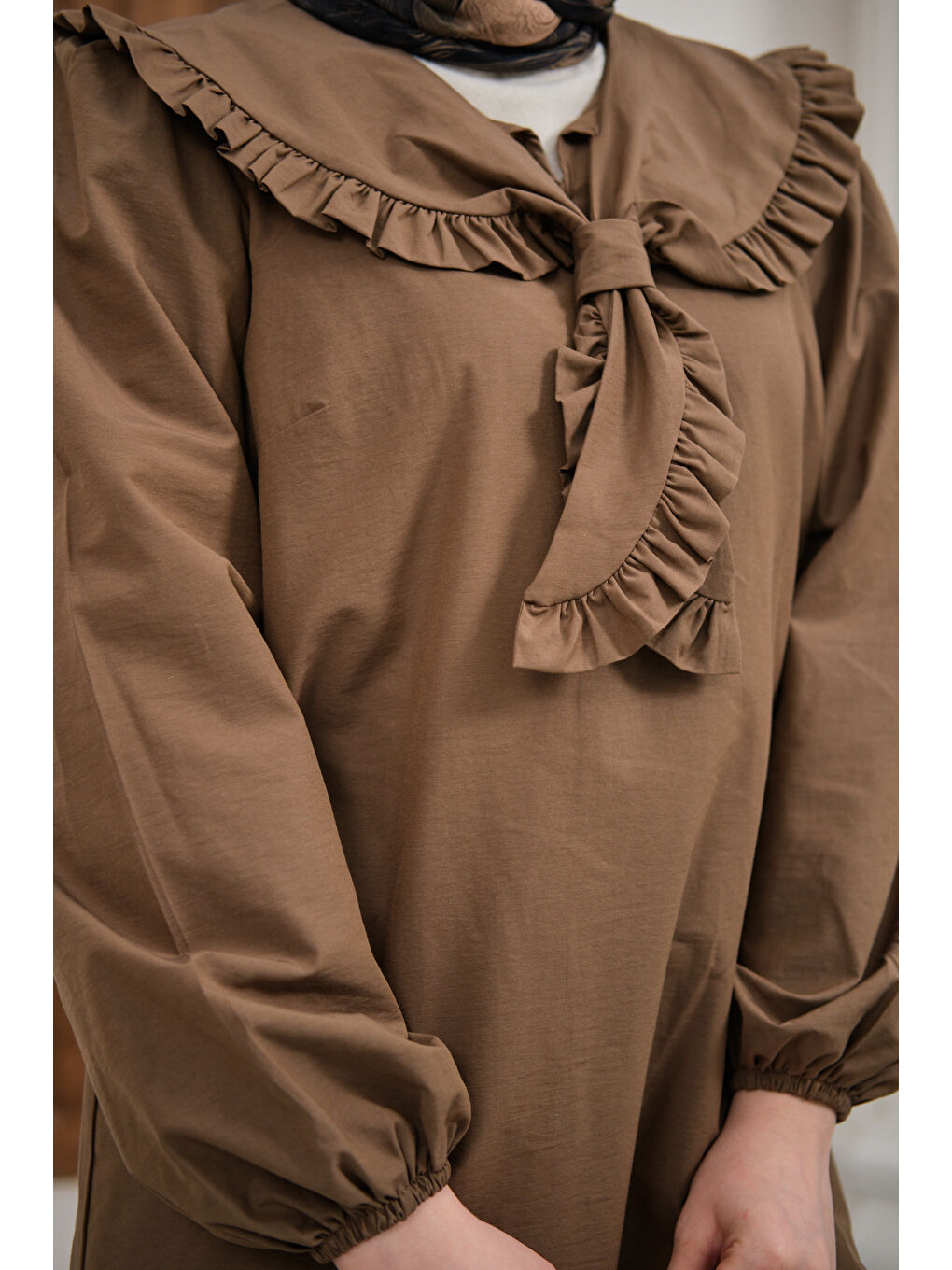 Kadın Yakası Fırfırlı Basic Gömlek Kahverengi-4
