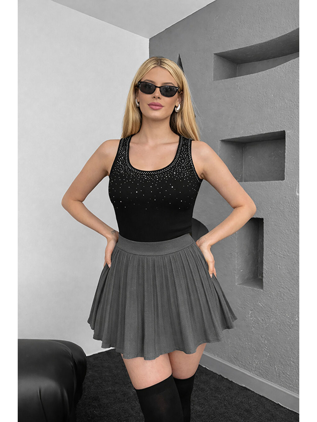 Siyah Pamuklu Taş Detaylı Yuvarlak Yaka Kadın Atlet 26Y0486K1-1