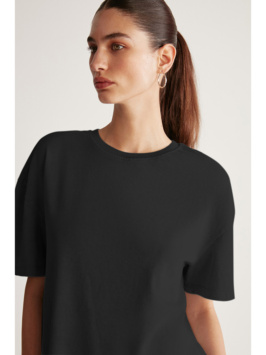 Siyah Jemmy Kadın %100 Organik Pamuk Relaxed Fit Yırtmaçlı Yuvarlak Yakalı SİYAH T-Shirt-3
