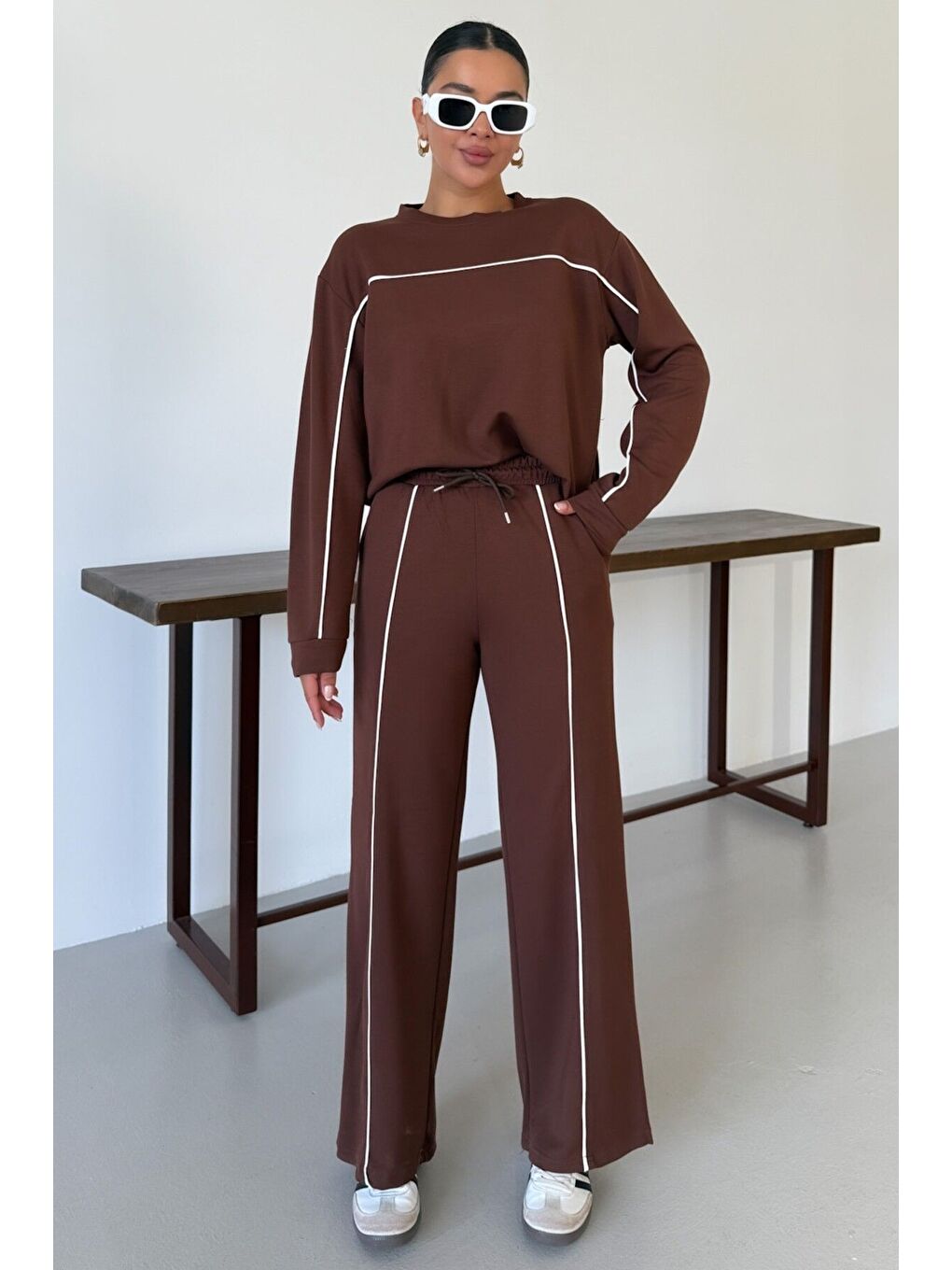 Kadın Kahverengi İnce Beyaz Biye Çizgi Detaylı Bisiklet Yaka Alt-Üst Takım-1