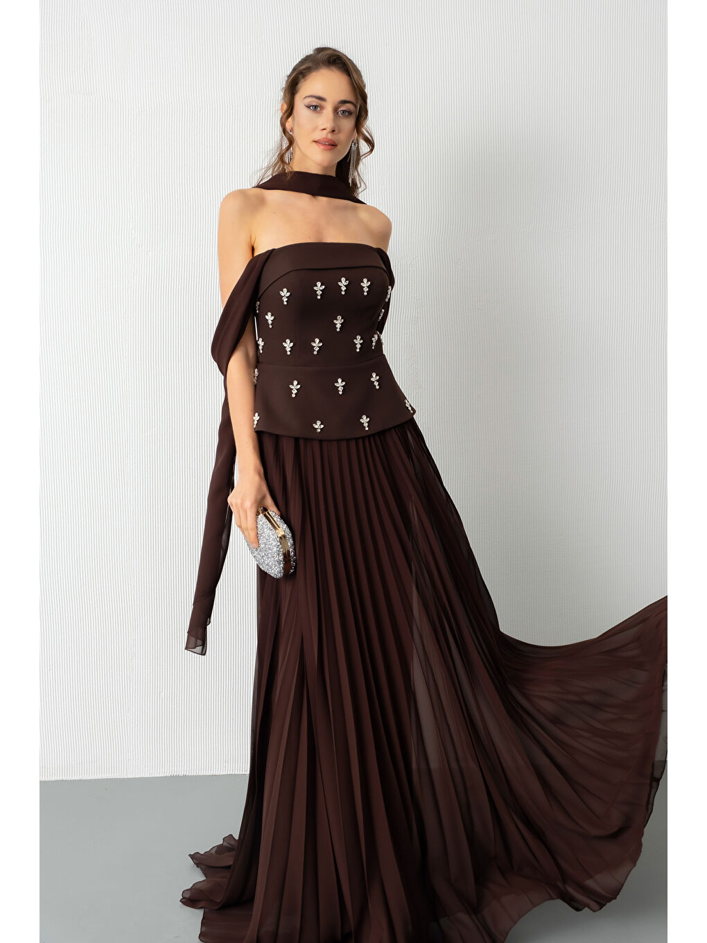 Kadın Kahverengi Straplez Yaka Taşlı Uzun Söz Nişan Nikah Abiye Elbise