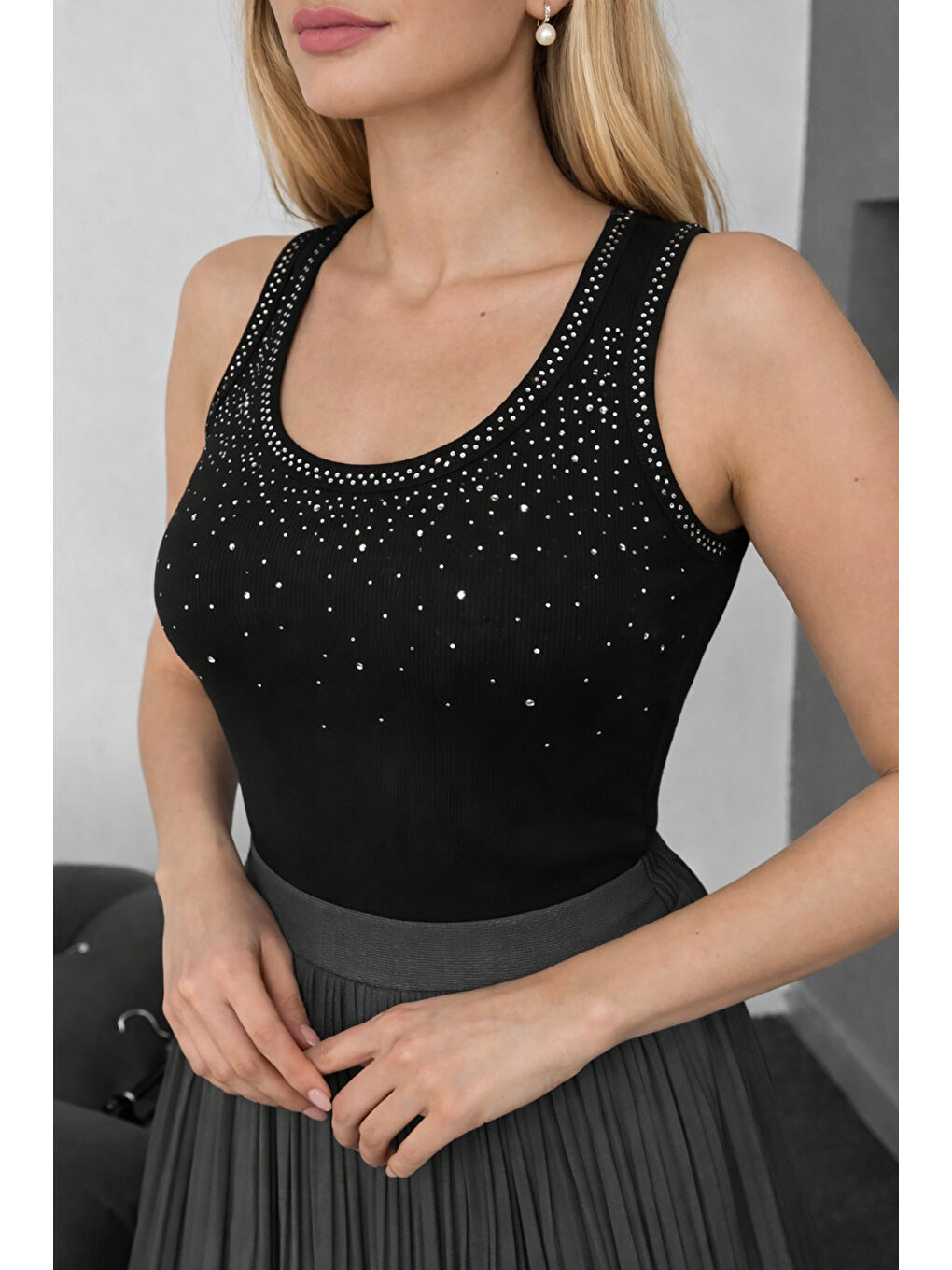 Siyah Pamuklu Taş Detaylı Yuvarlak Yaka Kadın Atlet 26Y0486K1-2