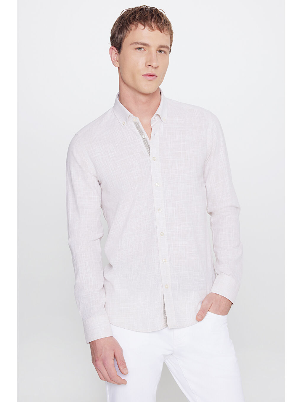 Erkek Bej Slim Fit Dar Kesim Düğmeli Yaka Armürlü Gömlek