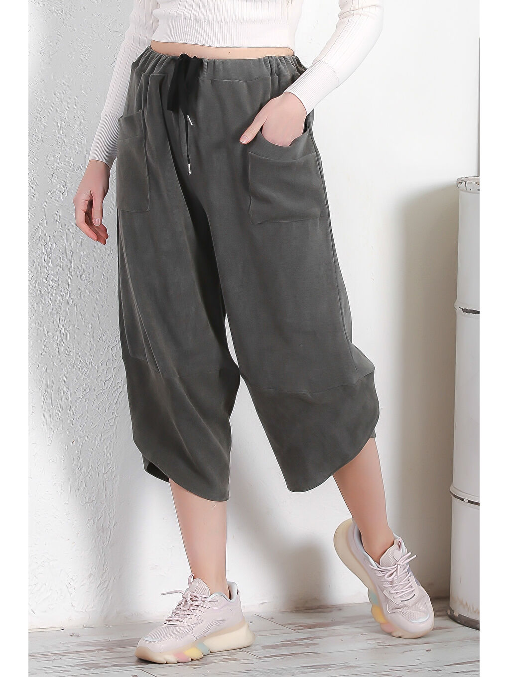 İtalyan Haki Lastikli Ve Bağlamalı Bel Kısa Paça Casual Kadife Geniş Kesim Dokuma Pantolon